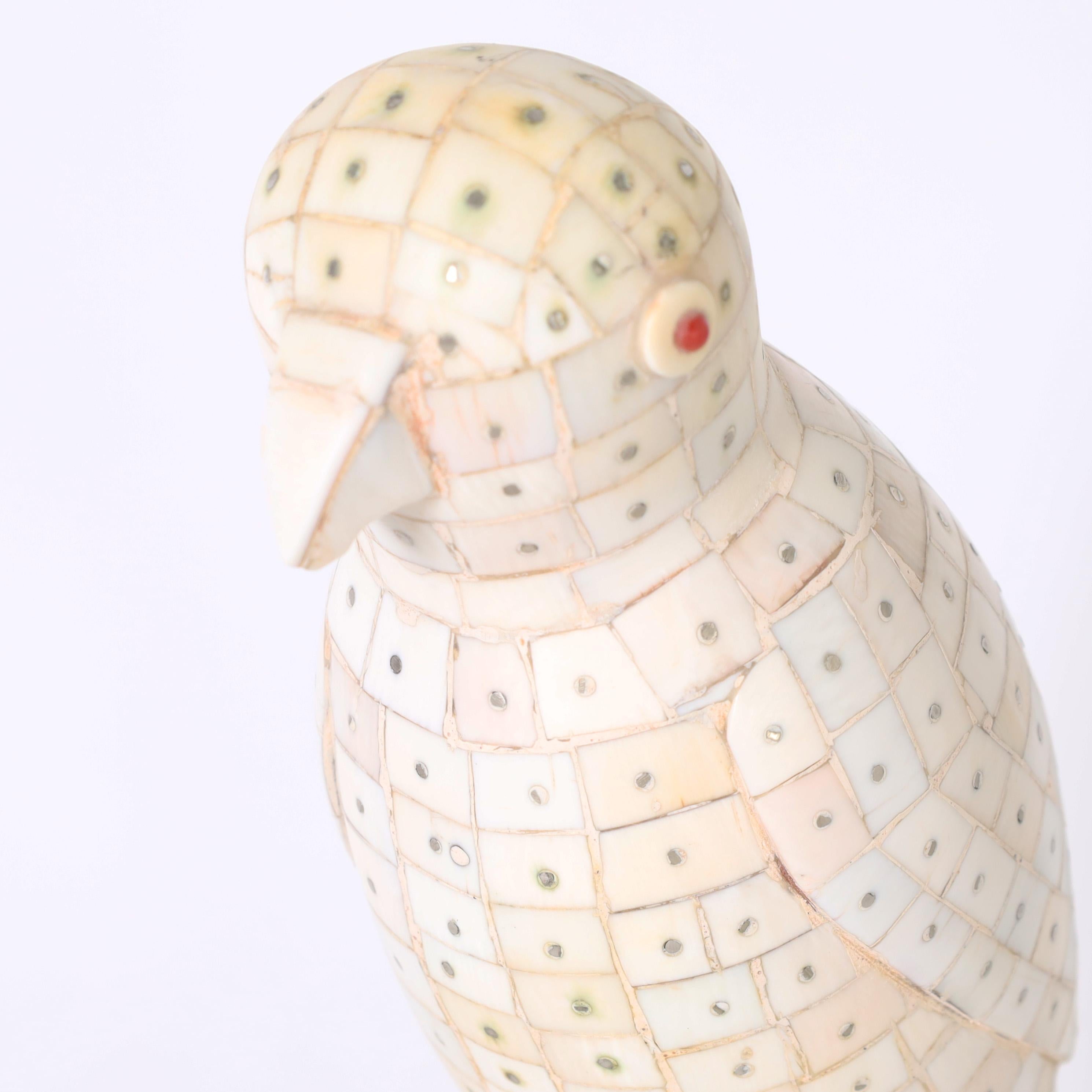 Escultura vintage de pájaro angloindio con hueso teselado 2