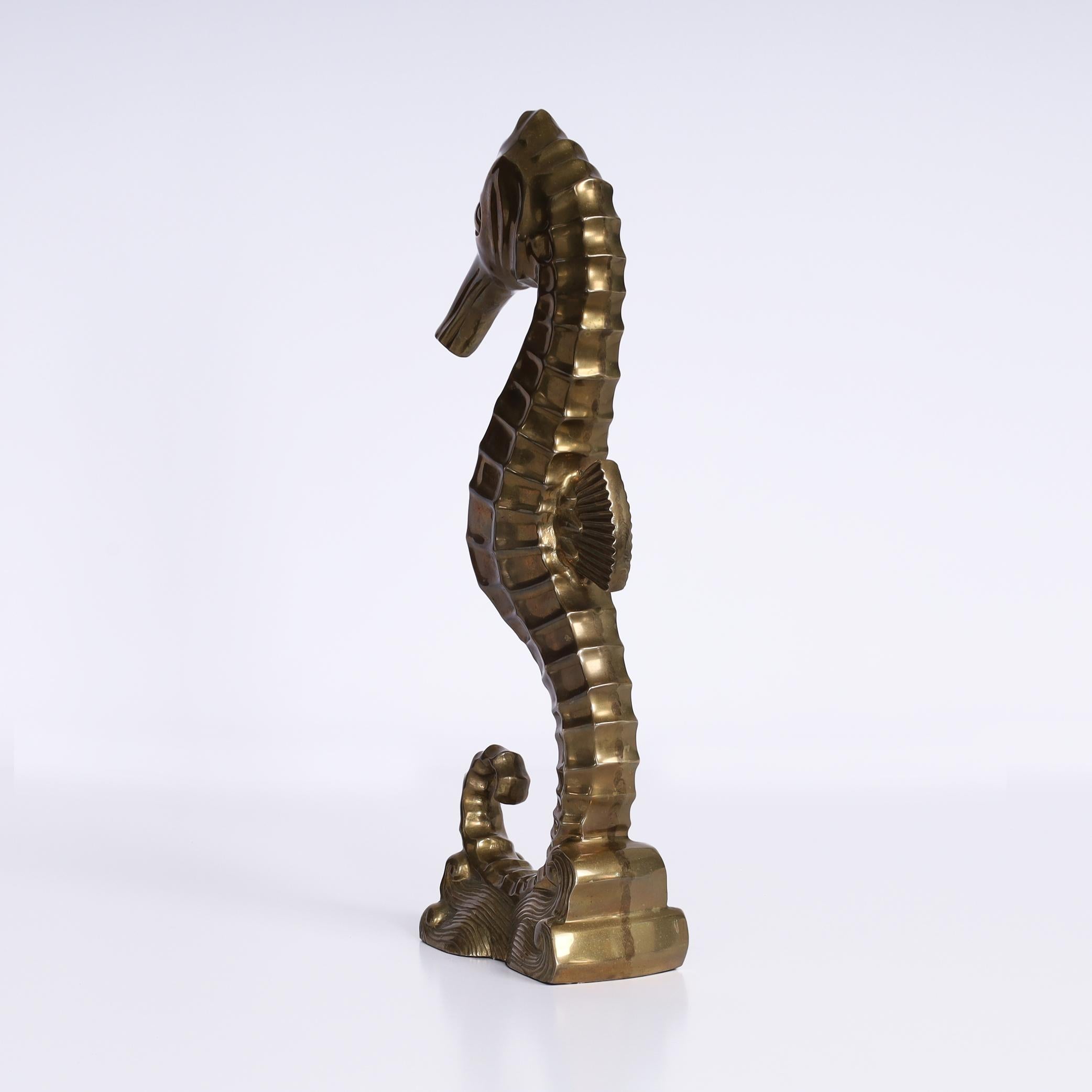 Charmante stilisierte Seepferdchen-Skulptur aus der Mitte des Jahrhunderts, gefertigt aus Bronze in einer Art-Deco-Form mit einer individuellen säuregewaschenen Oberfläche. 