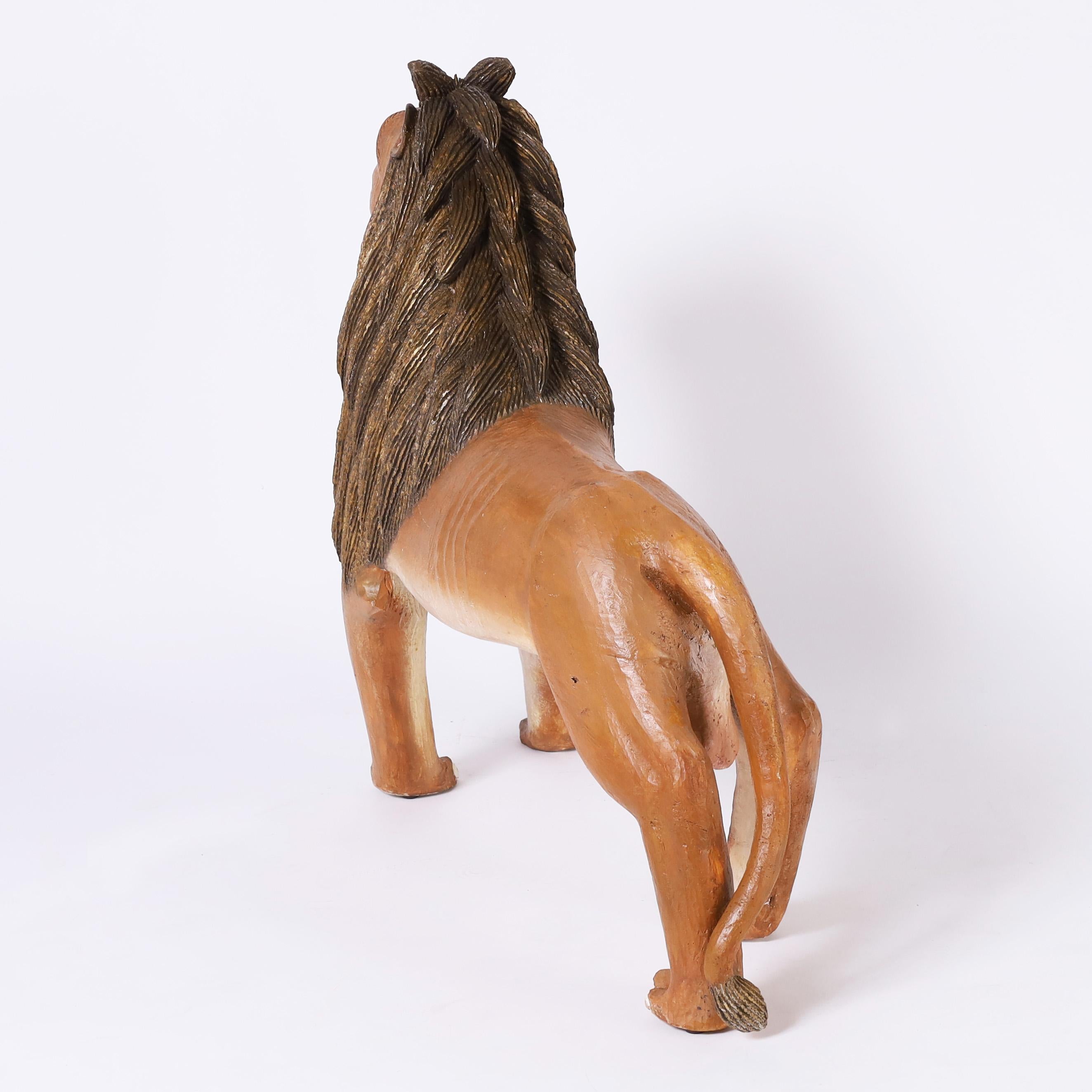 Scultura o figura di leone stravagante e accattivante, scolpita a mano, in stile naif, decorata a vernice e colta nel pieno del suo ruggito.
