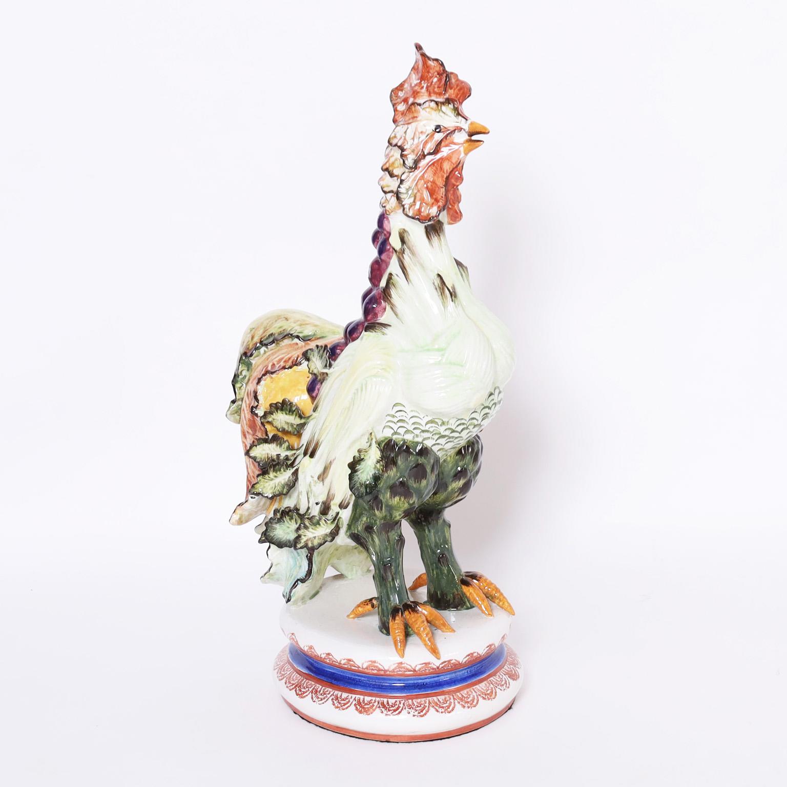 Grand objet d'art italien fantaisiste du milieu du siècle, en porcelaine, représentant un coq avec des parties végétales. Signé indistinctement en bas.
