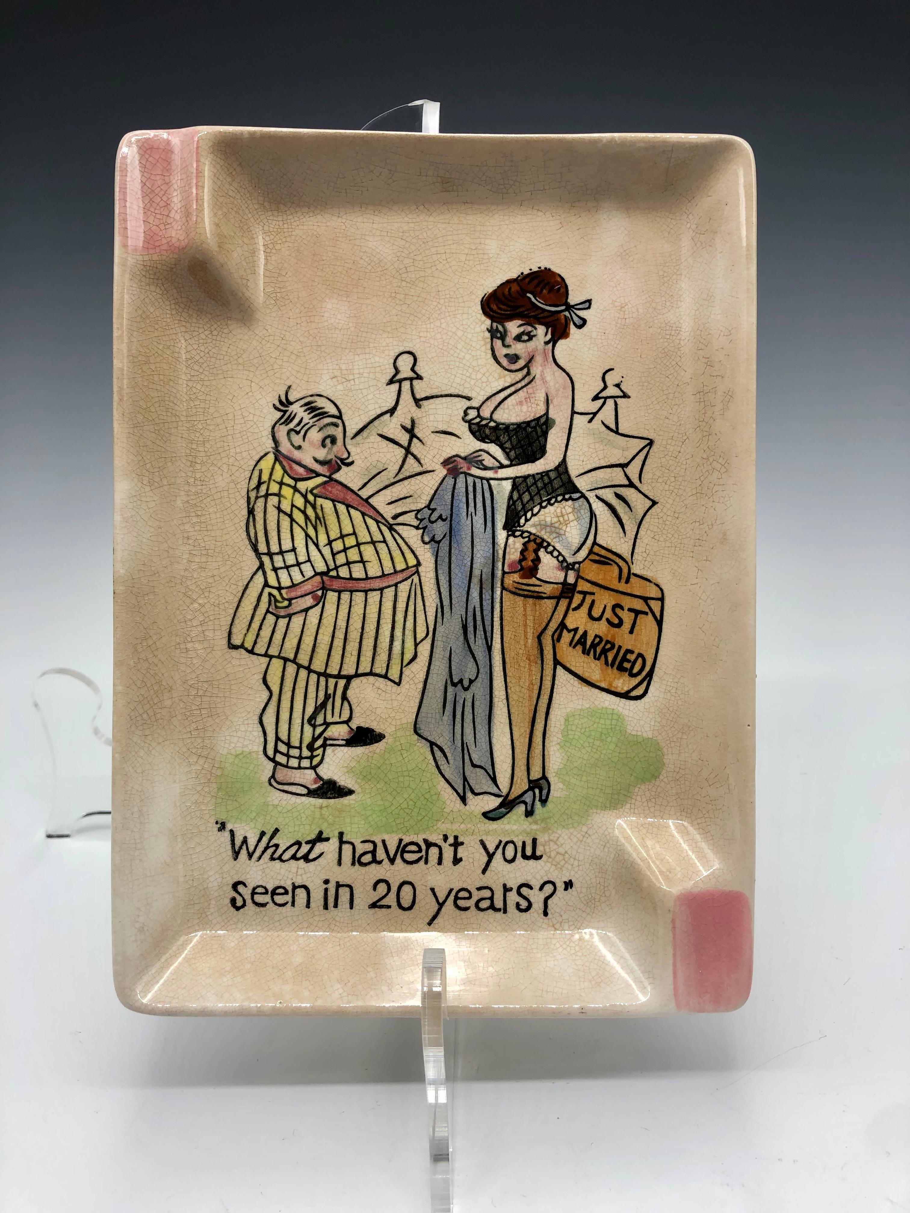 Ein charmanter, kitschig-komischer Nachkriegs-Porzellan-Aschenbecher oder Auffangbehälter, vide-poche. Hergestellt in Japan in den späten 1940er oder frühen 1950er Jahren. Auf der Rückseite ist das originale 