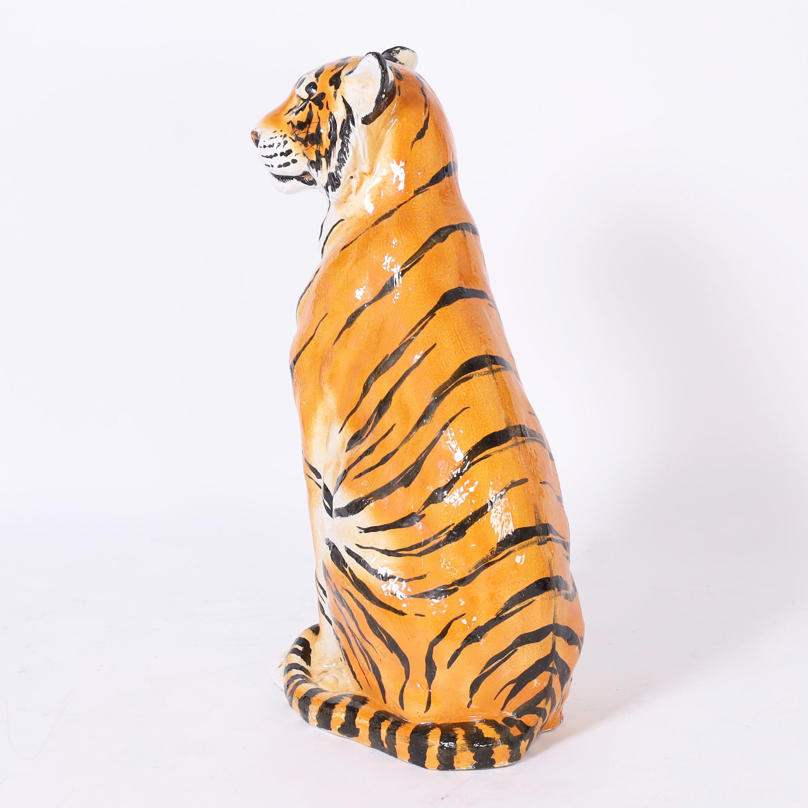 Auffällige Tigerskulptur aus der Mitte des Jahrhunderts aus Terrakotta, handdekoriert in lebhaften Farben und glasiert. Auf der Unterseite gestempelt Italien.