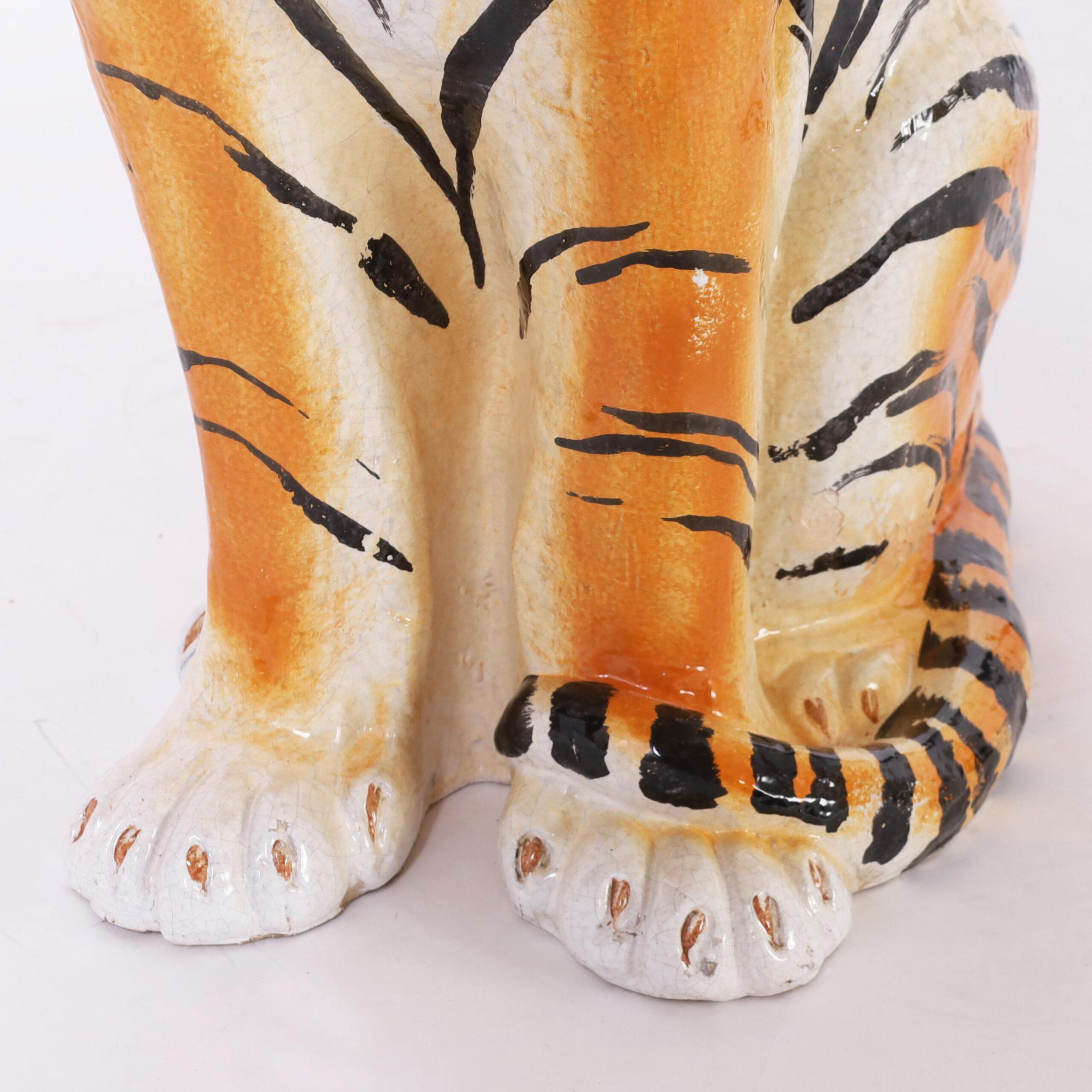 Auffällige Tigerskulptur aus der Mitte des Jahrhunderts aus Terrakotta, handdekoriert in lebhaften Farben und glasiert. Auf der Unterseite gestempelt Italien.