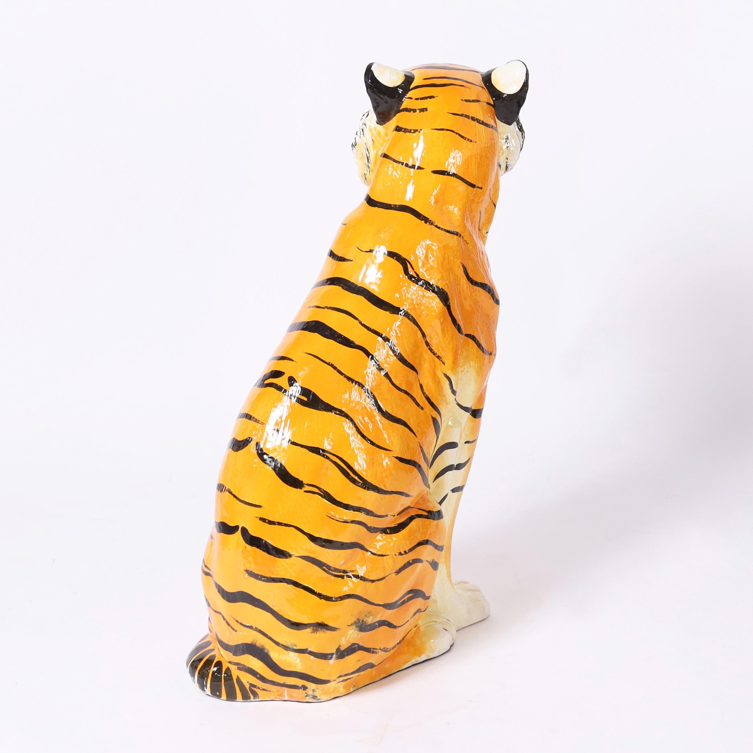 Auffällige Tigerskulptur oder -figur aus der Mitte des Jahrhunderts, handgefertigt aus Terrakotta, handdekoriert und glasiert.