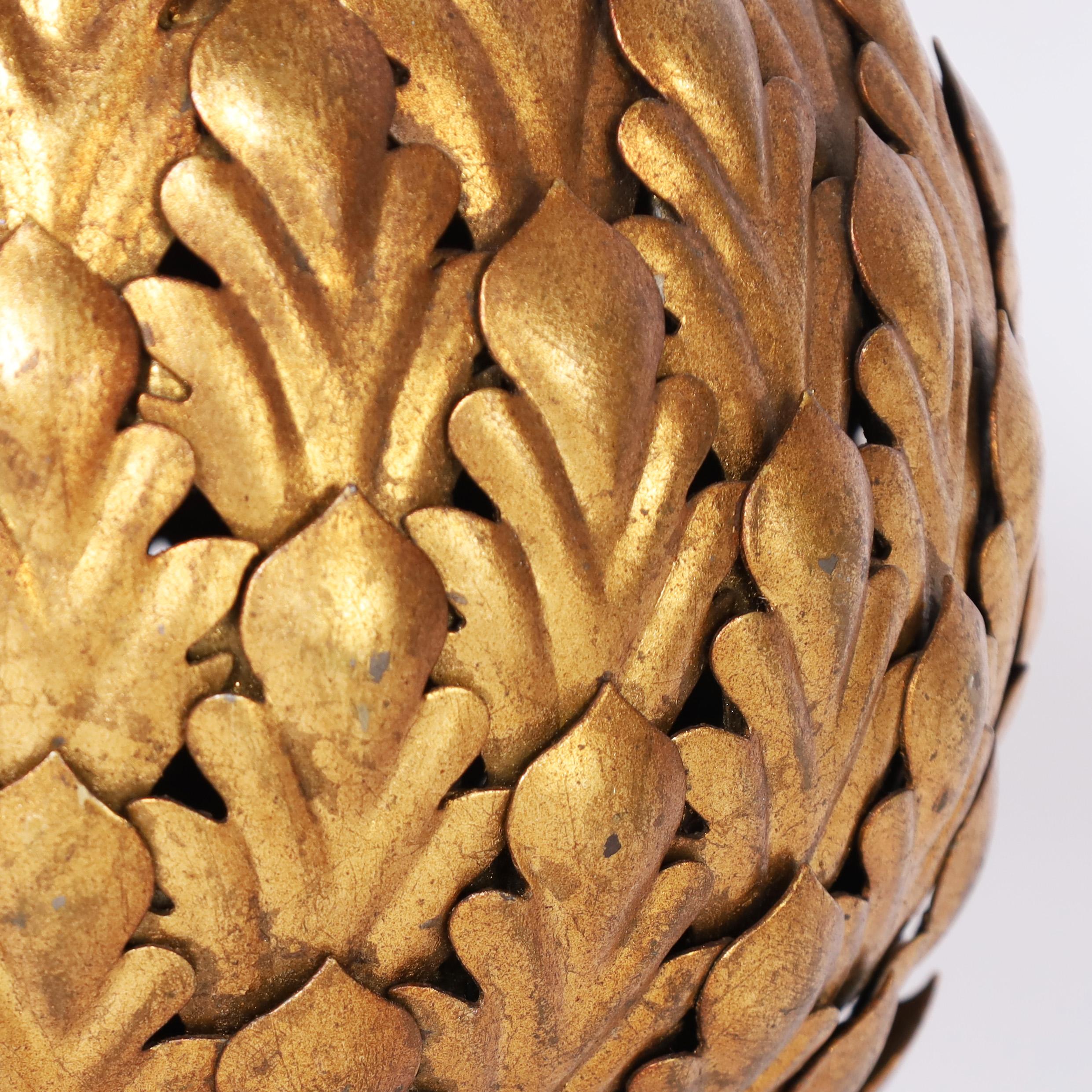 Ananas di Tole Vintage By - Figurative Sculpture Bianco di Unknown