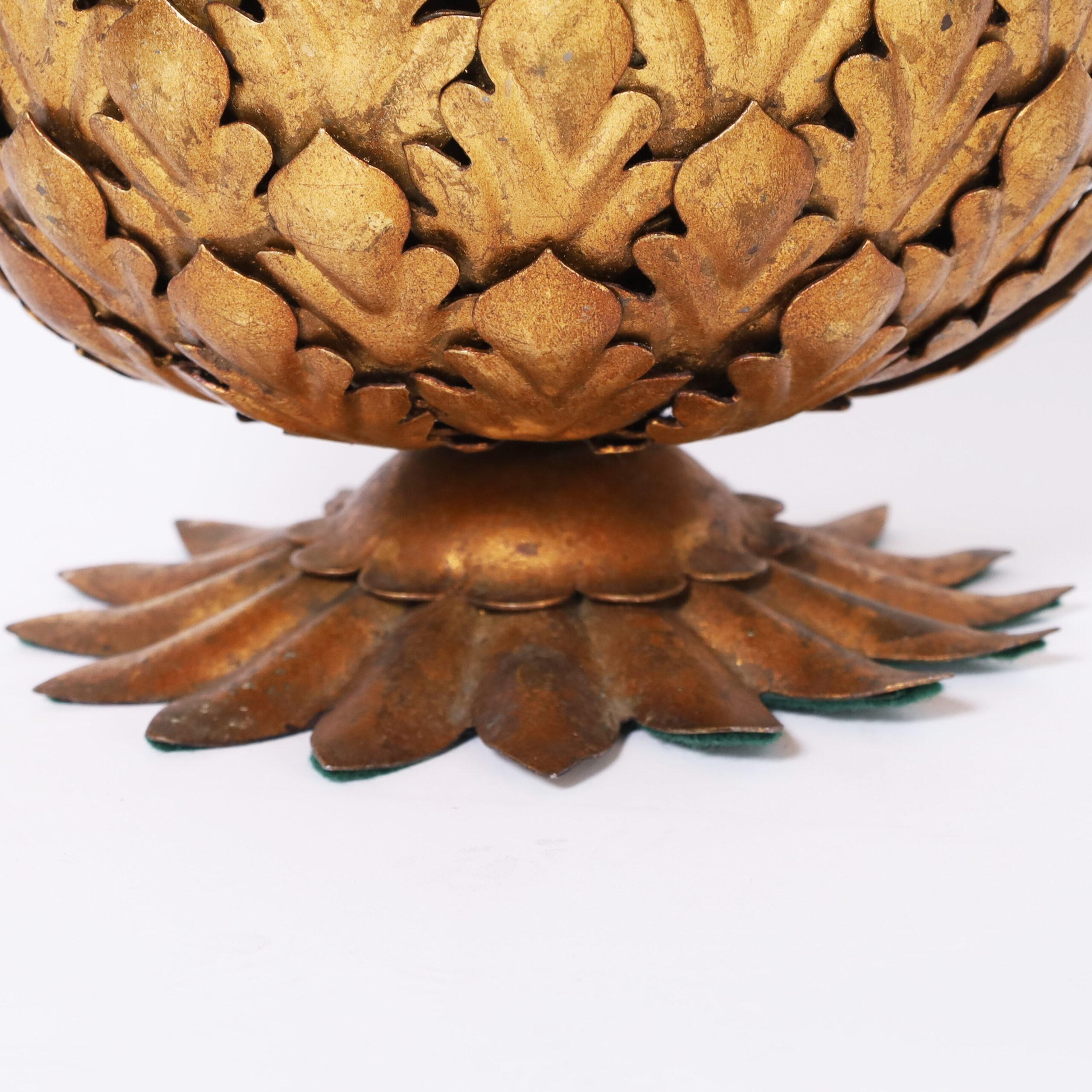 Scultura di tole o oggetto d'arte italiano della metà del secolo, realizzata in metallo con una parte superiore dipinta di verde su un ananas stilizzato e dorato. Timbro Italia sul fondo. 