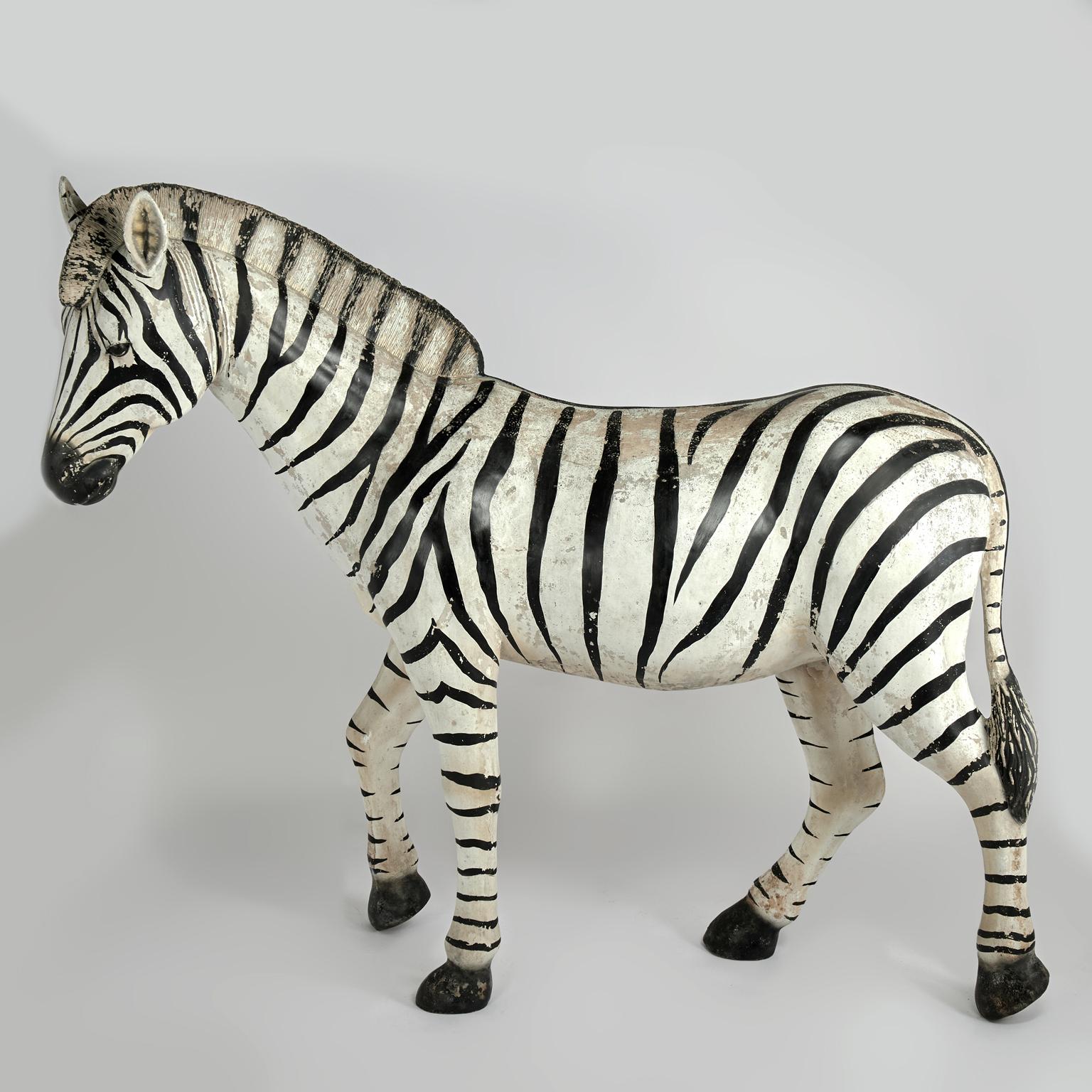 Rara e inusual escultura de tamaño natural de una cebra elaborada en composición con una forma sorprendentemente realista y decorada a mano con las icónicas rayas ahora desgastadas a la perfección.
