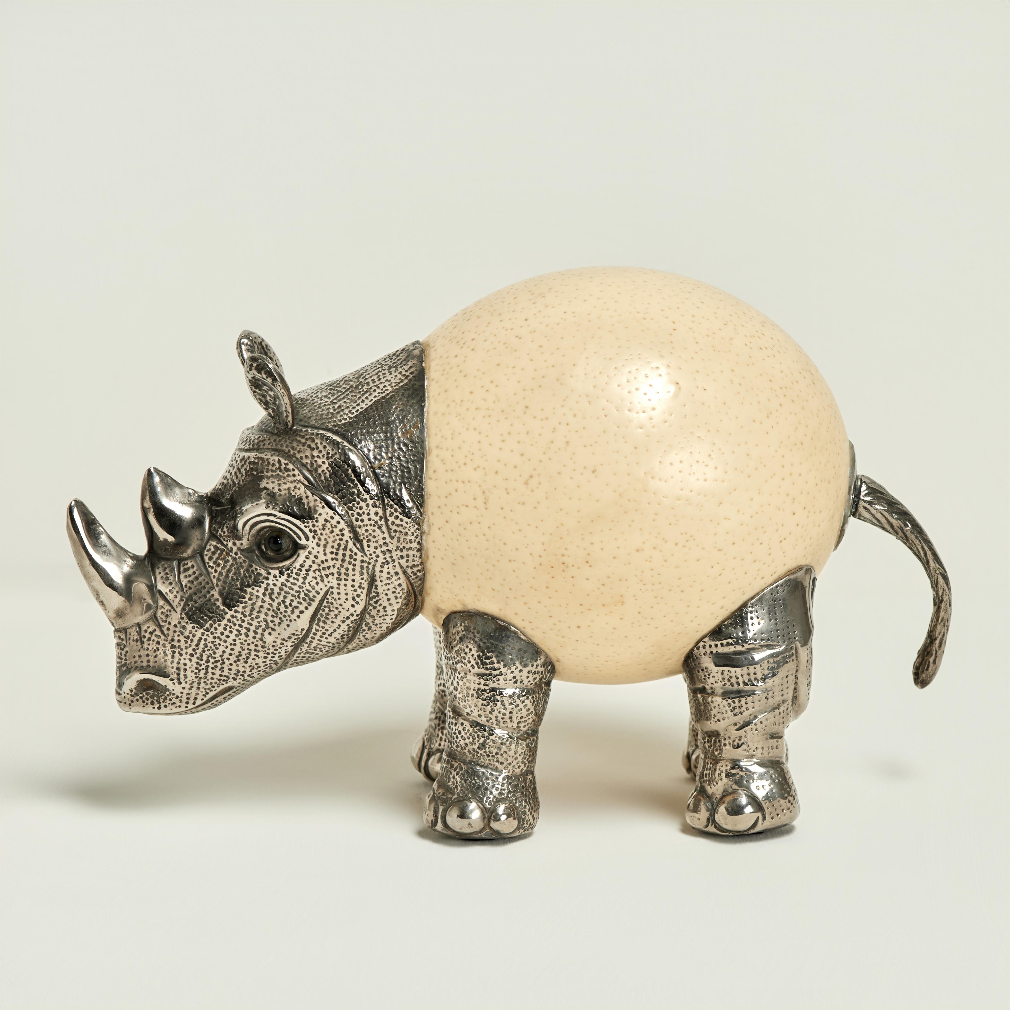 Uovo di struzzo e rinoceronte in metallo vintage - Sculpture di Unknown