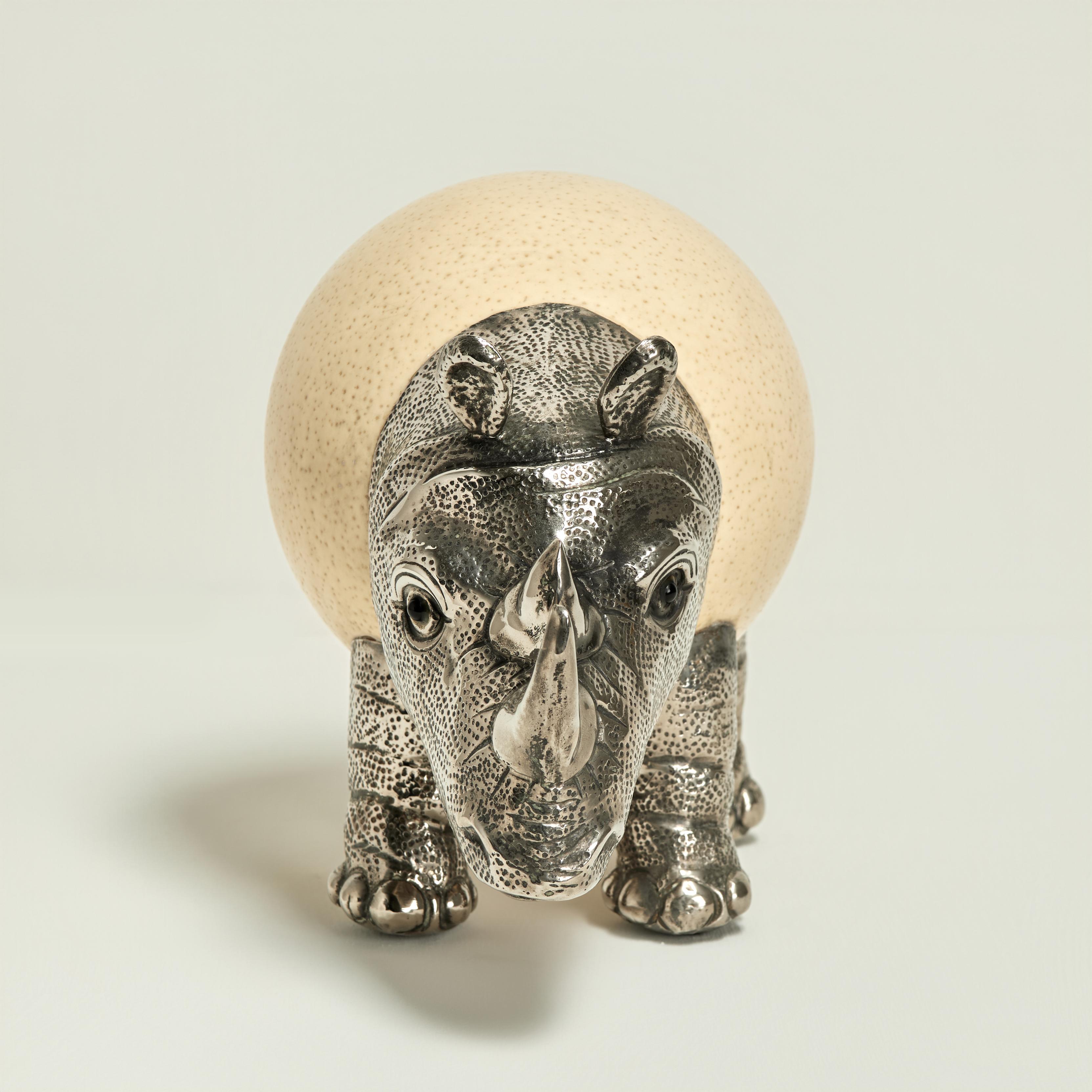 Uovo di struzzo e rinoceronte in metallo vintage - Figurative Sculpture Beige di Unknown