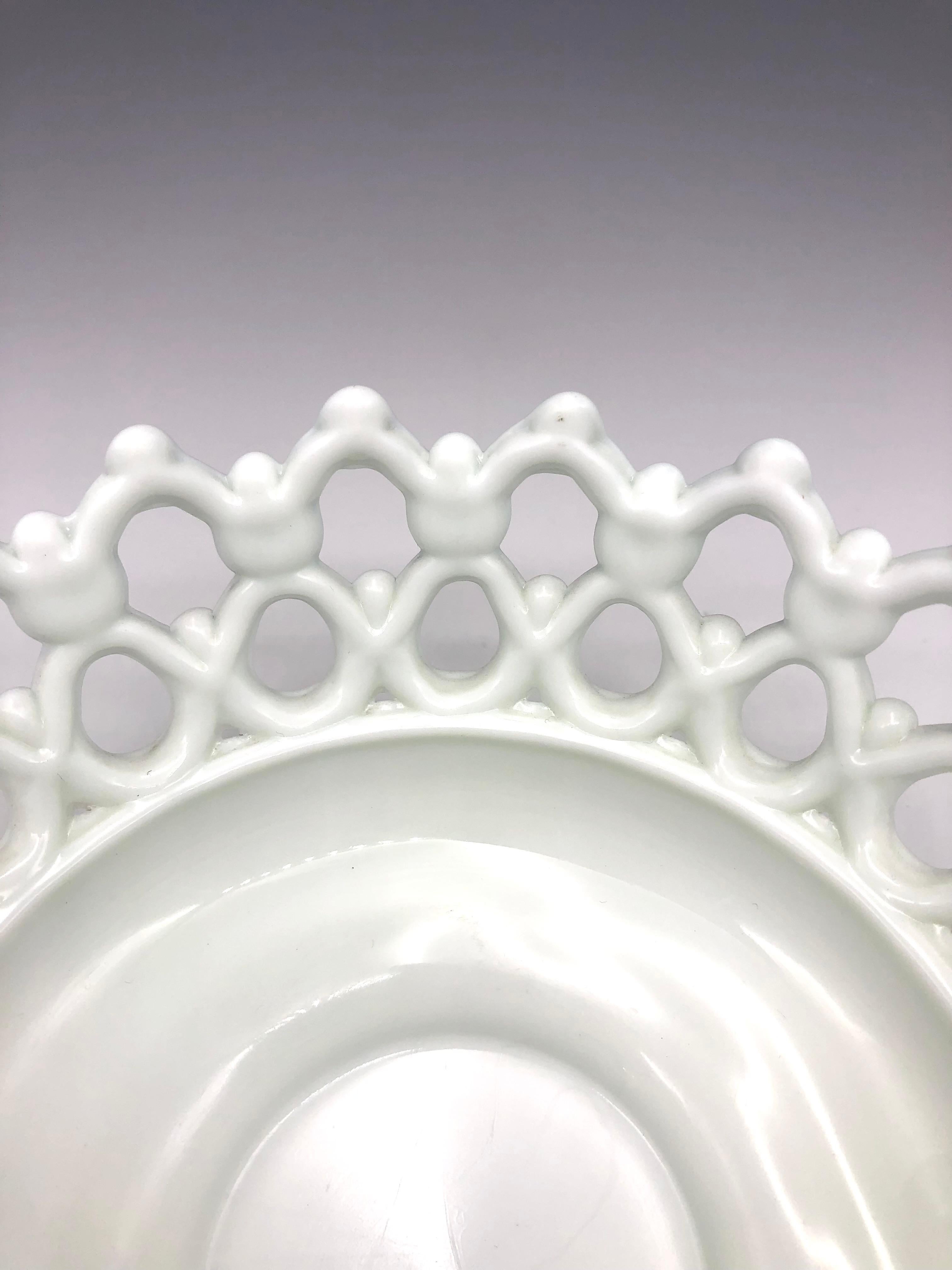 Caprichoso cuenco blanco vintage de cristal de leche Westmoreland de los años 60 con detalle de celosía en forma de figura.

Tamaño: 4