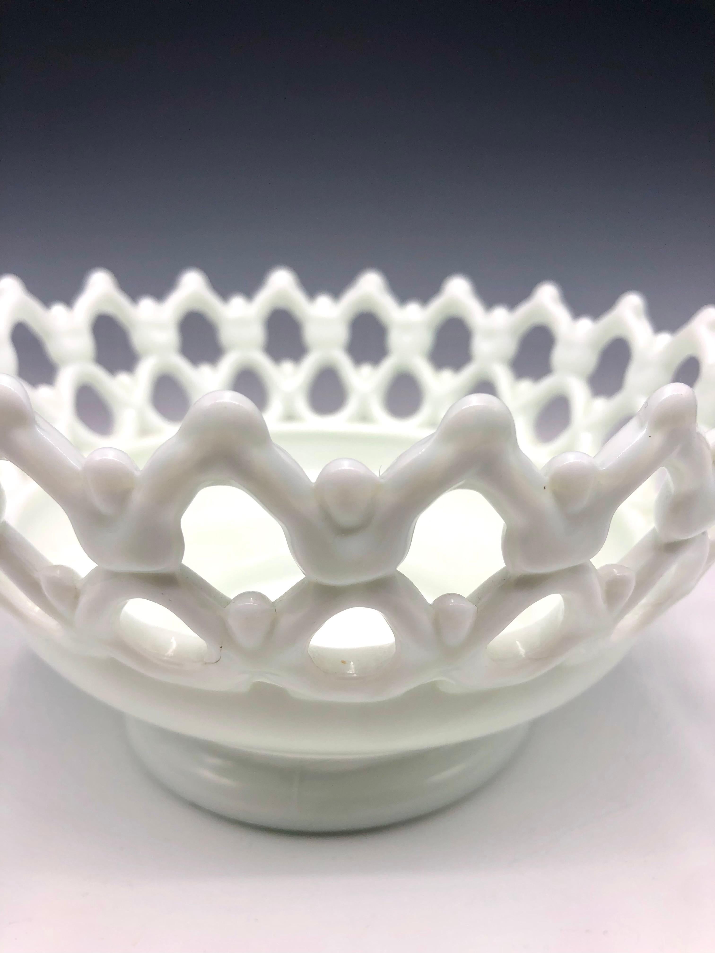 Tazón blanco figurativo vintage Westmoreland de vidrio con leche en venta 1