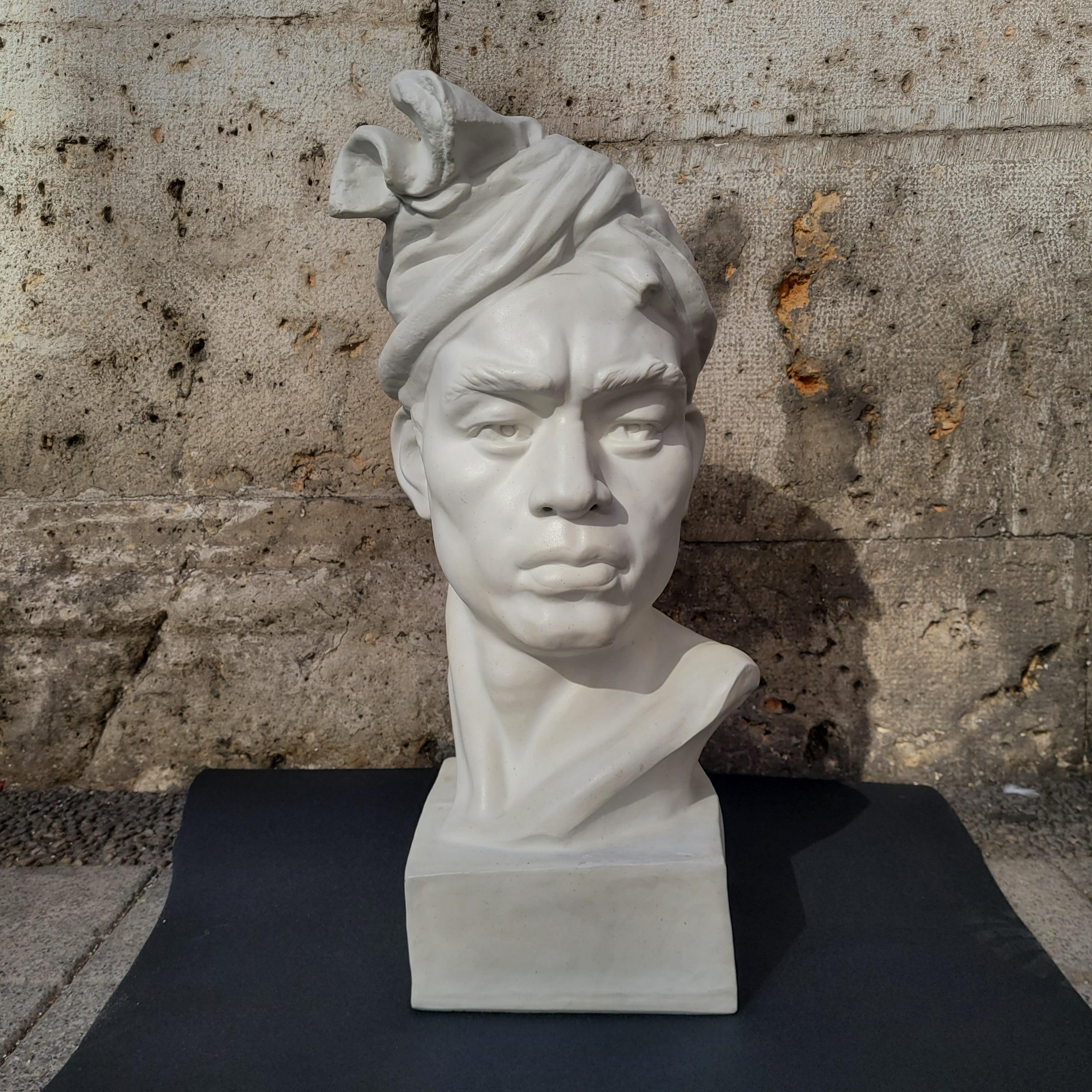 Vintage Sculpture Blanche Buste de Barbade Porcelaine et Plâtre France en vente 4