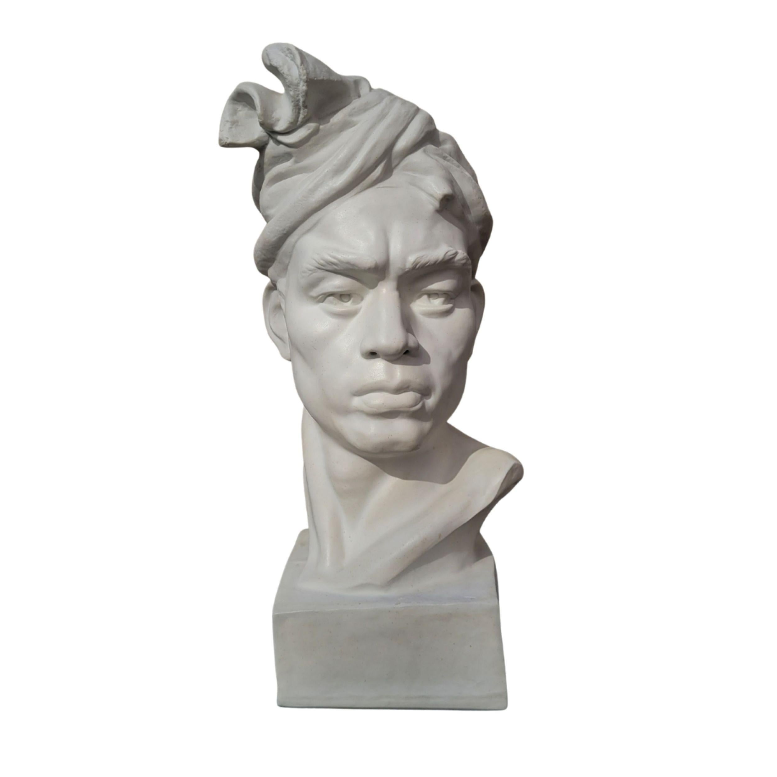 Figurative Sculpture Unknown - Vintage Sculpture Blanche Buste de Barbade Porcelaine et Plâtre France