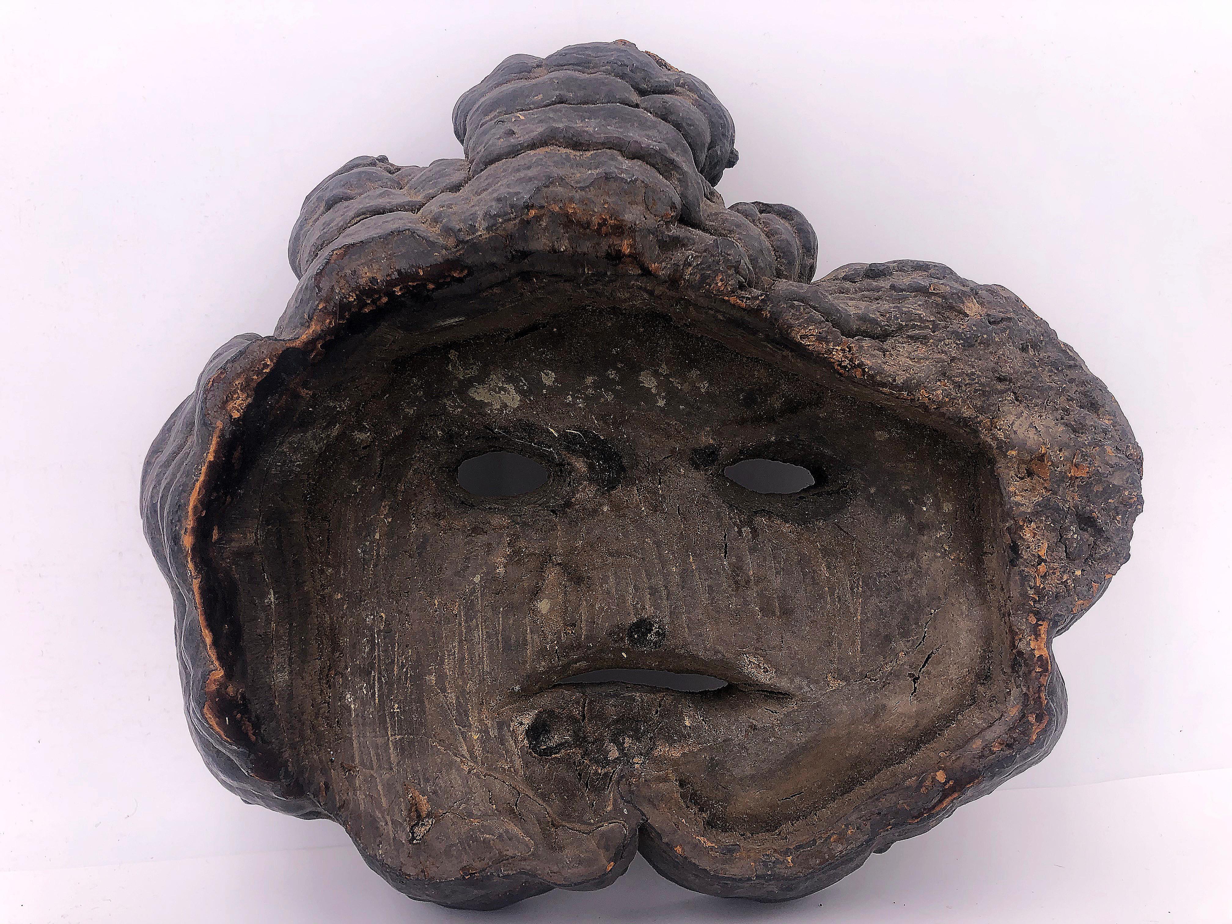 Máscara de madera vintage. El borde es ondulado y ligero. Fecha y artista desconocidos.