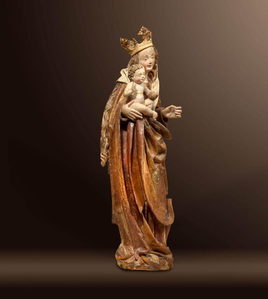 MADONE EXCEPTIONNELLE 
Bavière 
Vers 1515/20 
Bois de tilleul sculpté 
Original, version polychrome 
Hauteur 60 cm 

Cette Madone ronde, magistralement sculptée, a été créée vers 1515-20 dans la région de Bavière,
exécuté en bois de tilleul. Avec