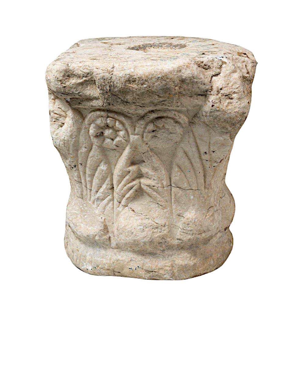 Visigoth capital.  White Marble. - Sculpture by Unknown
