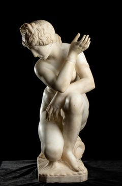 Sculpture de Vénus accroupie en albâtre blanc Toscane Italie 19ème siècle (F)