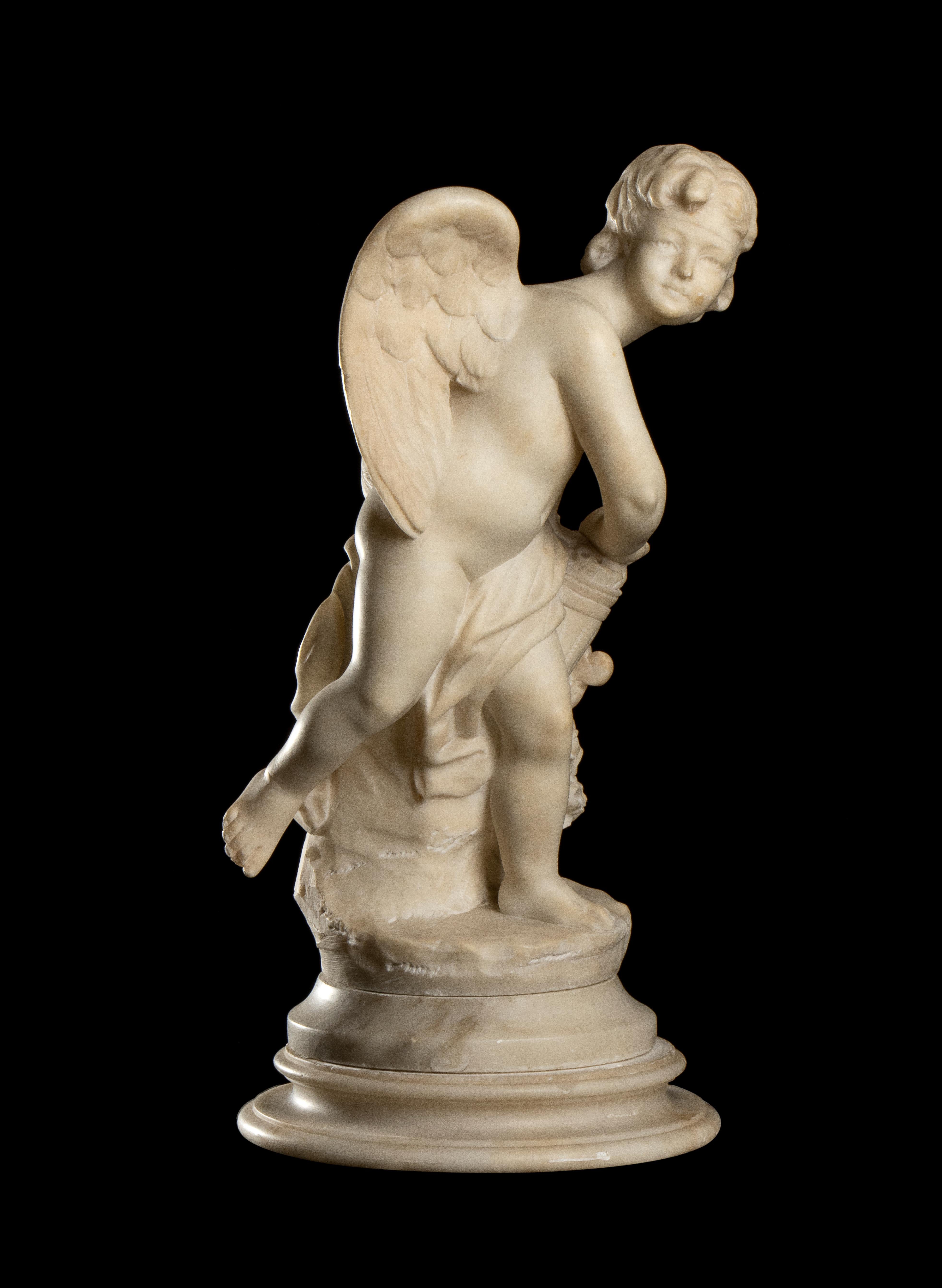 Scultura in marmo bianco del XIX secolo raffigurante Eros che prova una delle sue Arrow - Sculpture di Unknown