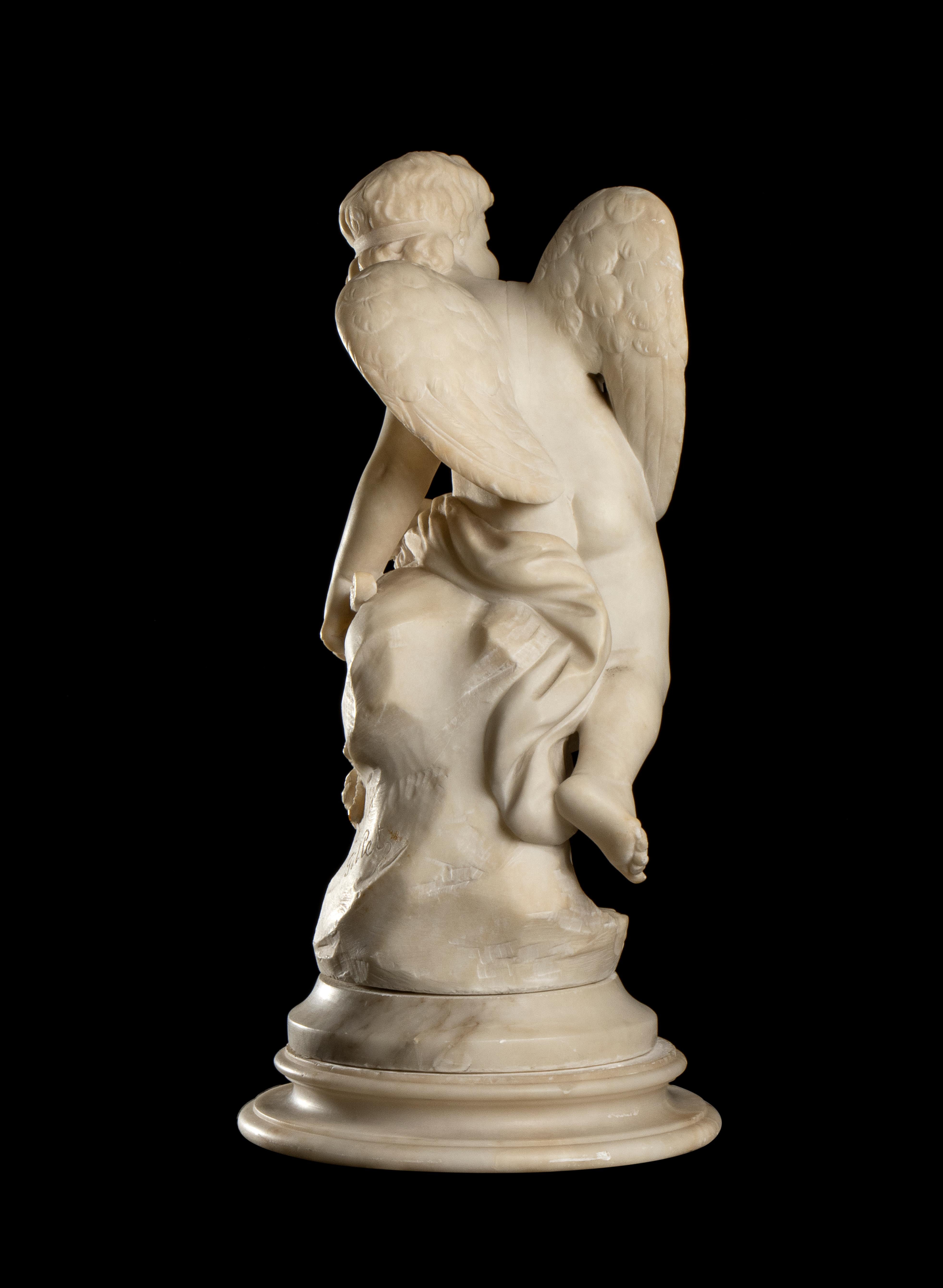  Una scultura di Eros in marmo bianco  che prova una delle sue frecce, da Nicolas-François Gillet (1709-1791) e Jacques-François-Joseph Saly (1717-1776), Francia, XIX secolo. Poggiato su una base completamente scolpita e incisa 