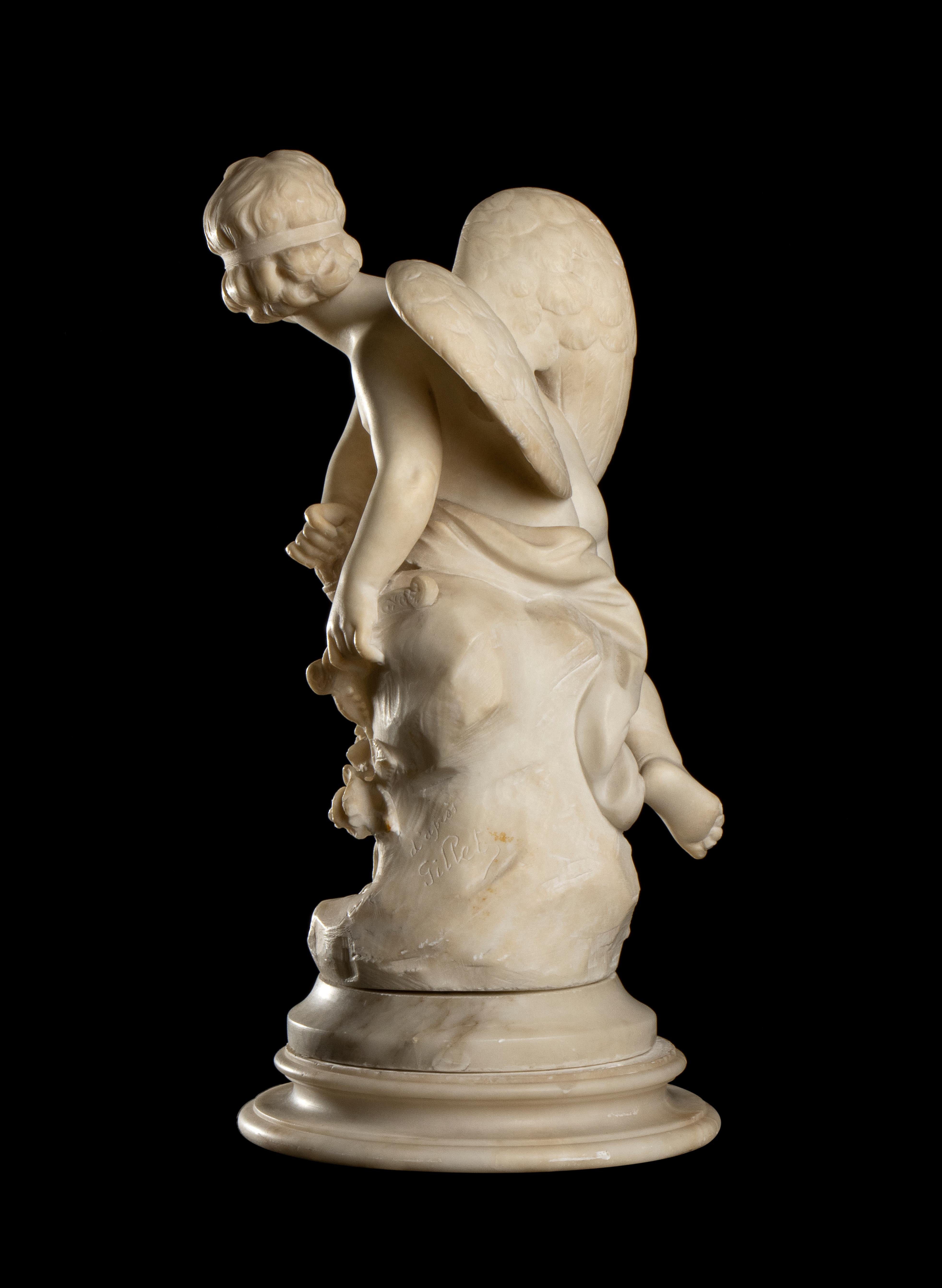 Scultura in marmo bianco del XIX secolo raffigurante Eros che prova una delle sue Arrow 1