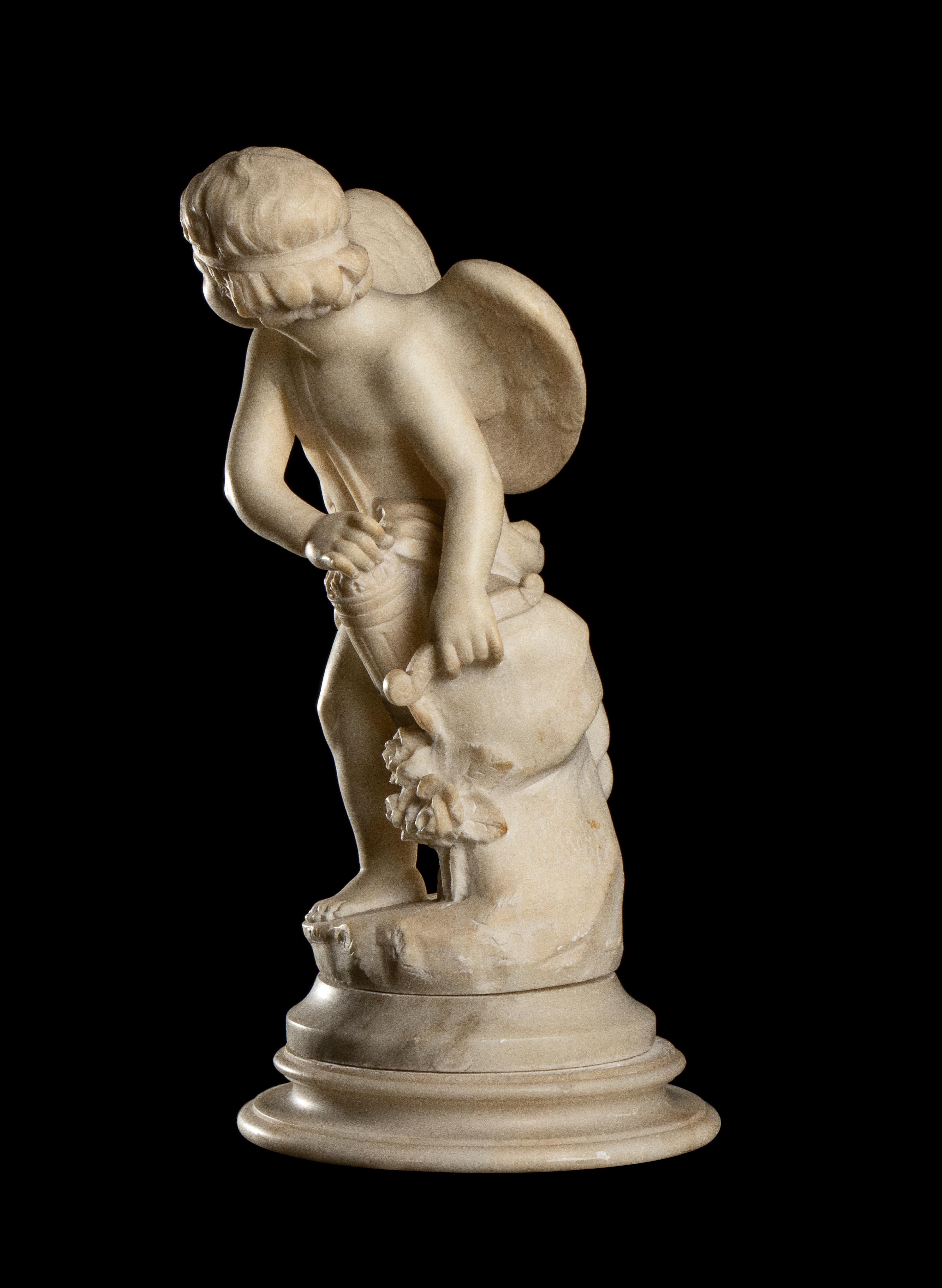 Scultura in marmo bianco del XIX secolo raffigurante Eros che prova una delle sue Arrow 2