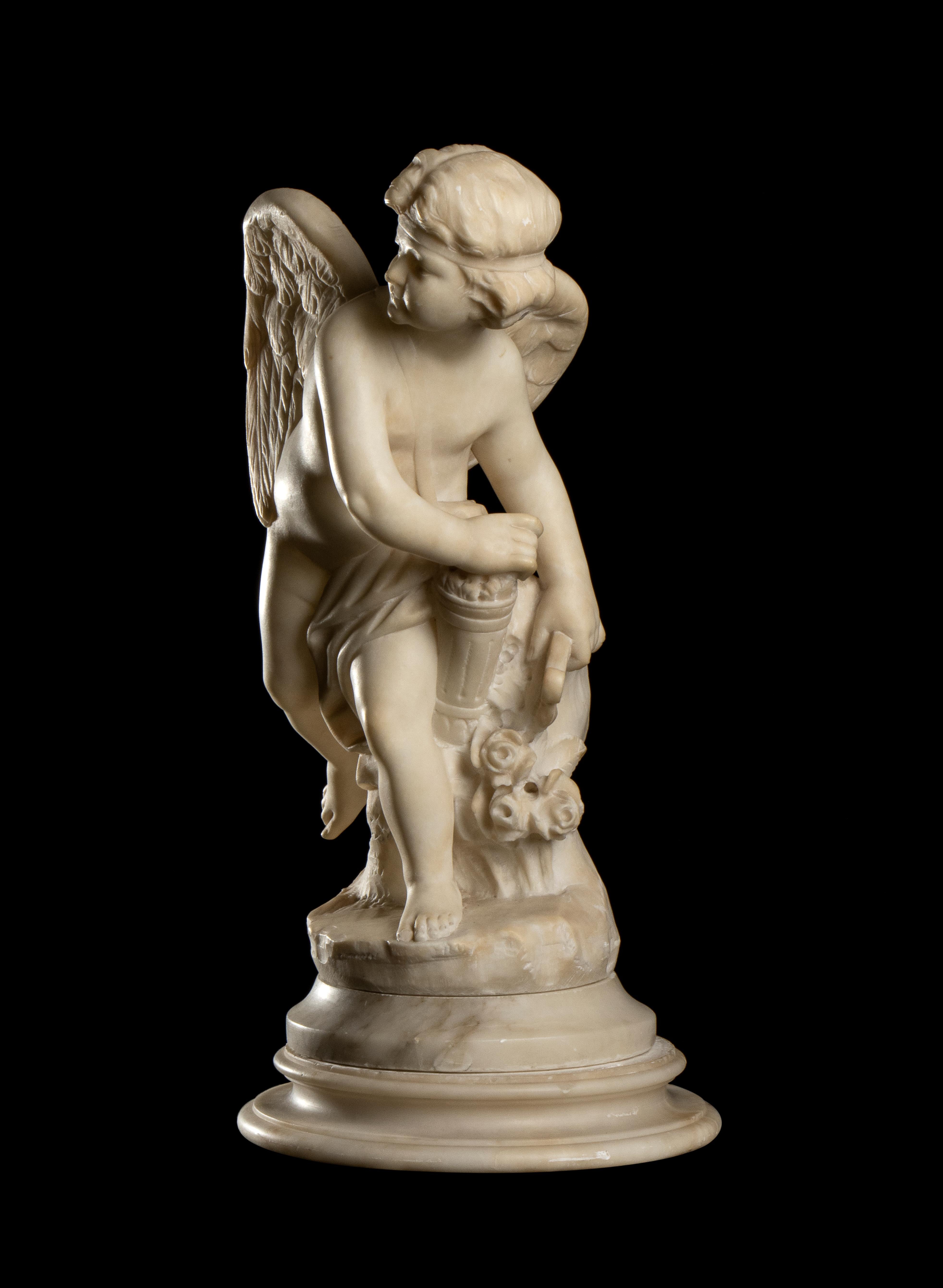 Scultura in marmo bianco del XIX secolo raffigurante Eros che prova una delle sue Arrow 3