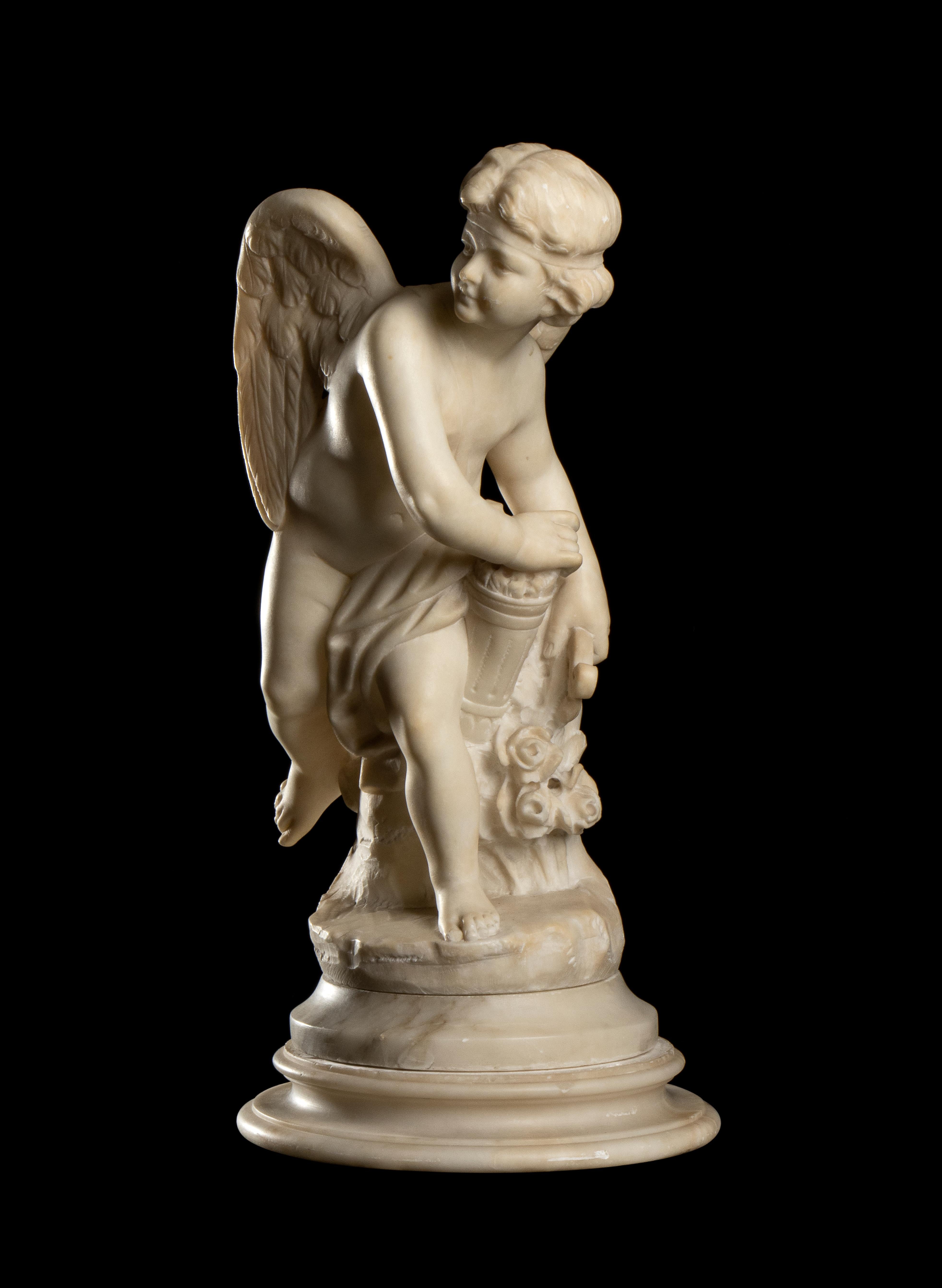 Scultura in marmo bianco del XIX secolo raffigurante Eros che prova una delle sue Arrow 4