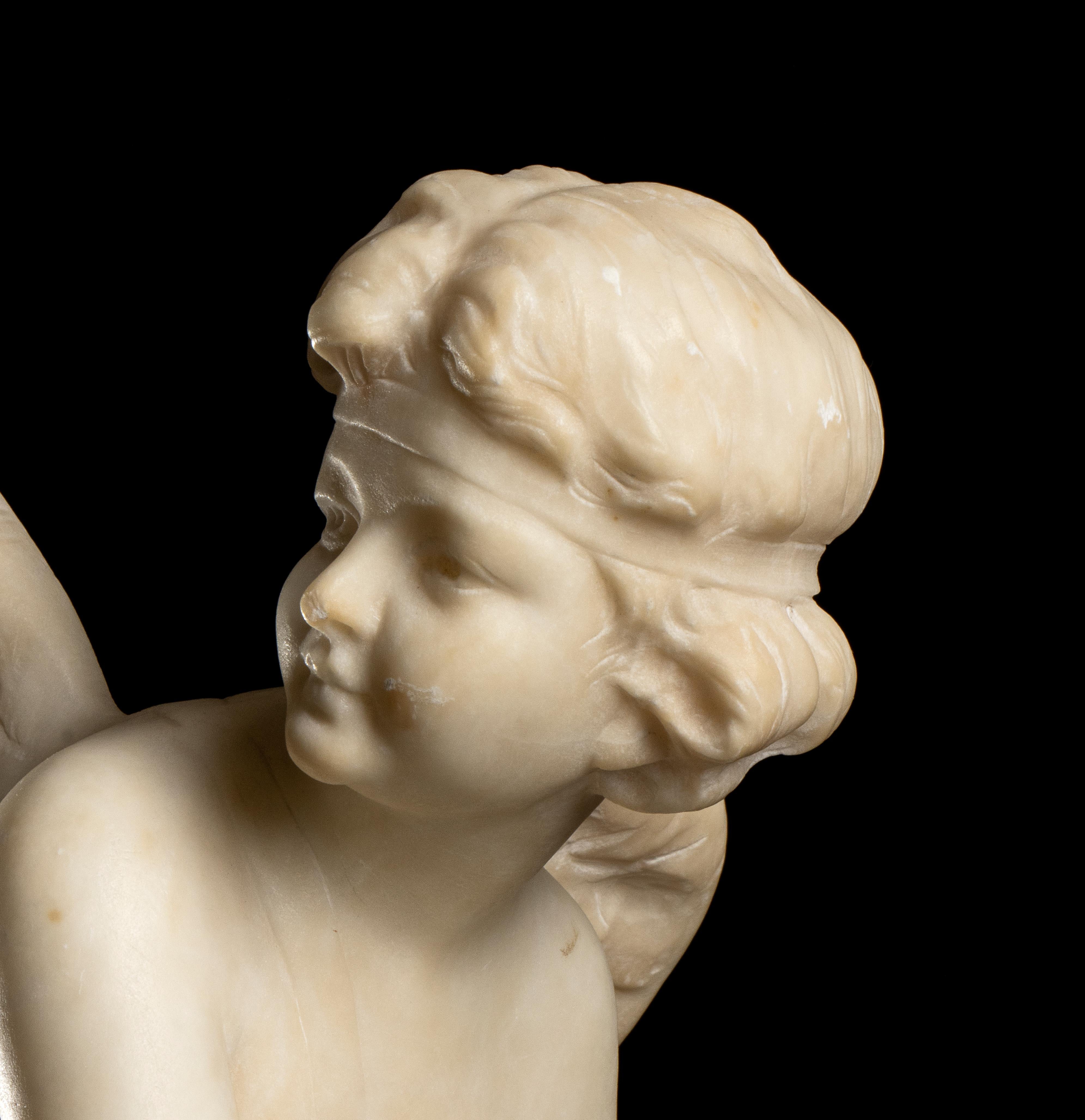 Scultura in marmo bianco del XIX secolo raffigurante Eros che prova una delle sue Arrow 5
