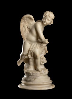 Scultura in marmo bianco del XIX secolo raffigurante Eros che prova una delle sue Arrow