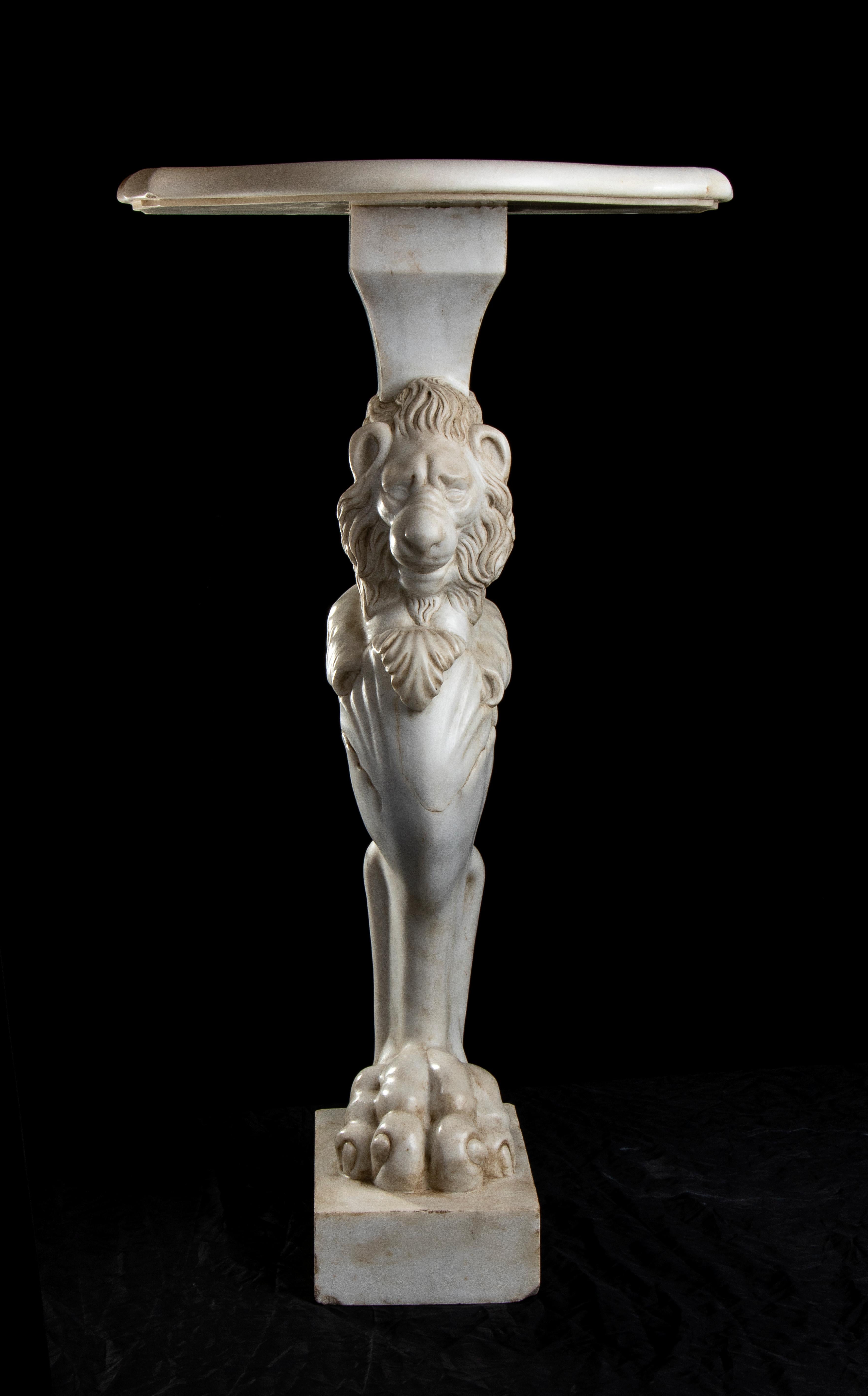 White Marble Pair of Sculptures With Heads of Lions and Ferals Feet Roman Style - Black Figurative Sculpture by Unknown