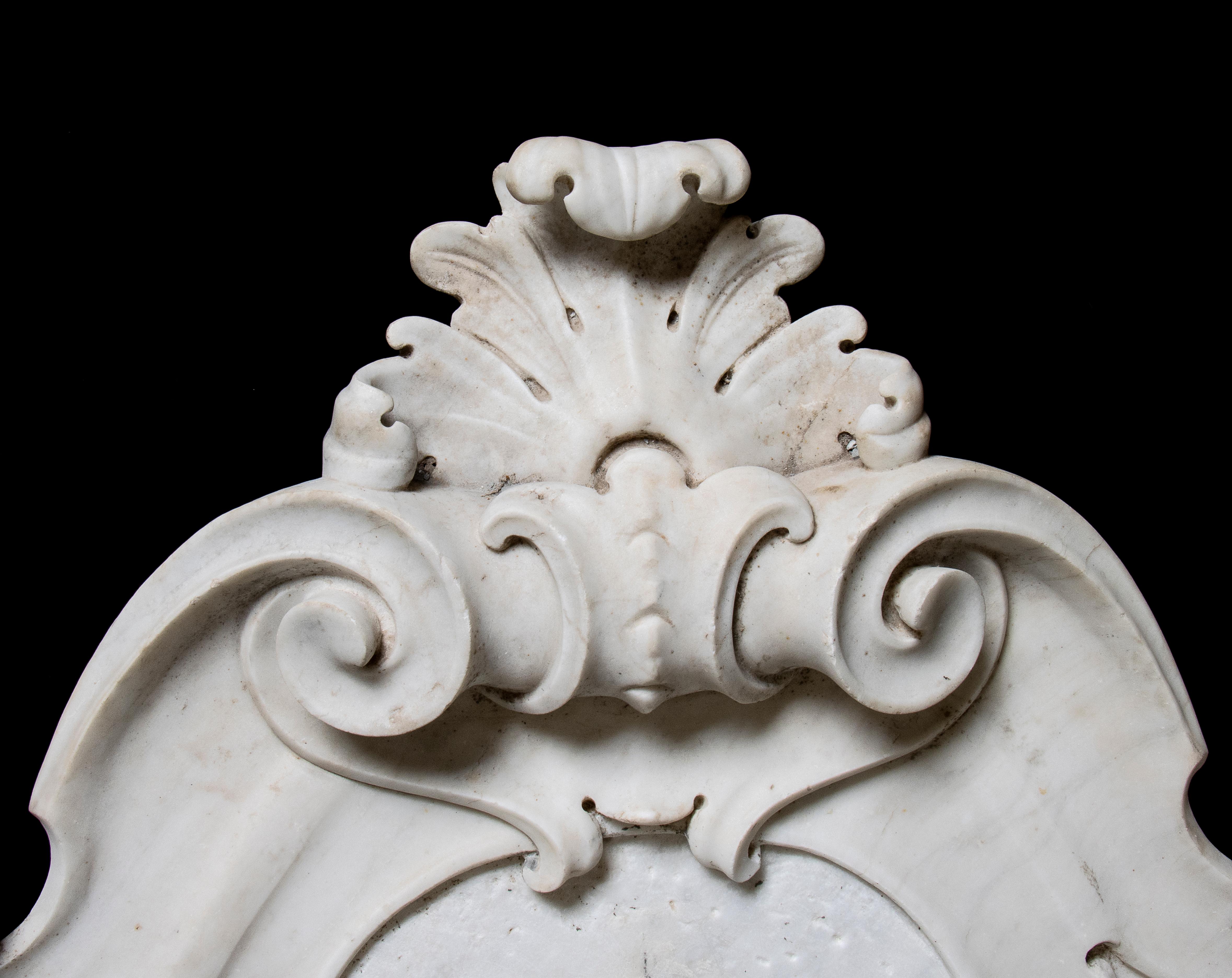 White Marble Sculpture Coat Of Arm With Fleur-de-lis  For Sale 3