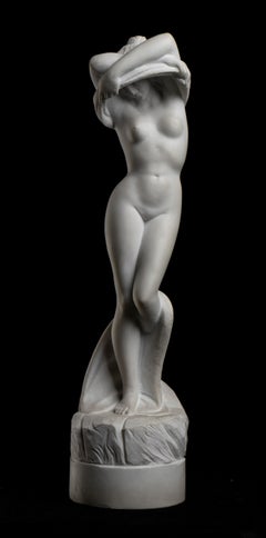 Scultura in marmo bianco di ragazza che si spoglia Artista italiano del XX secolo
