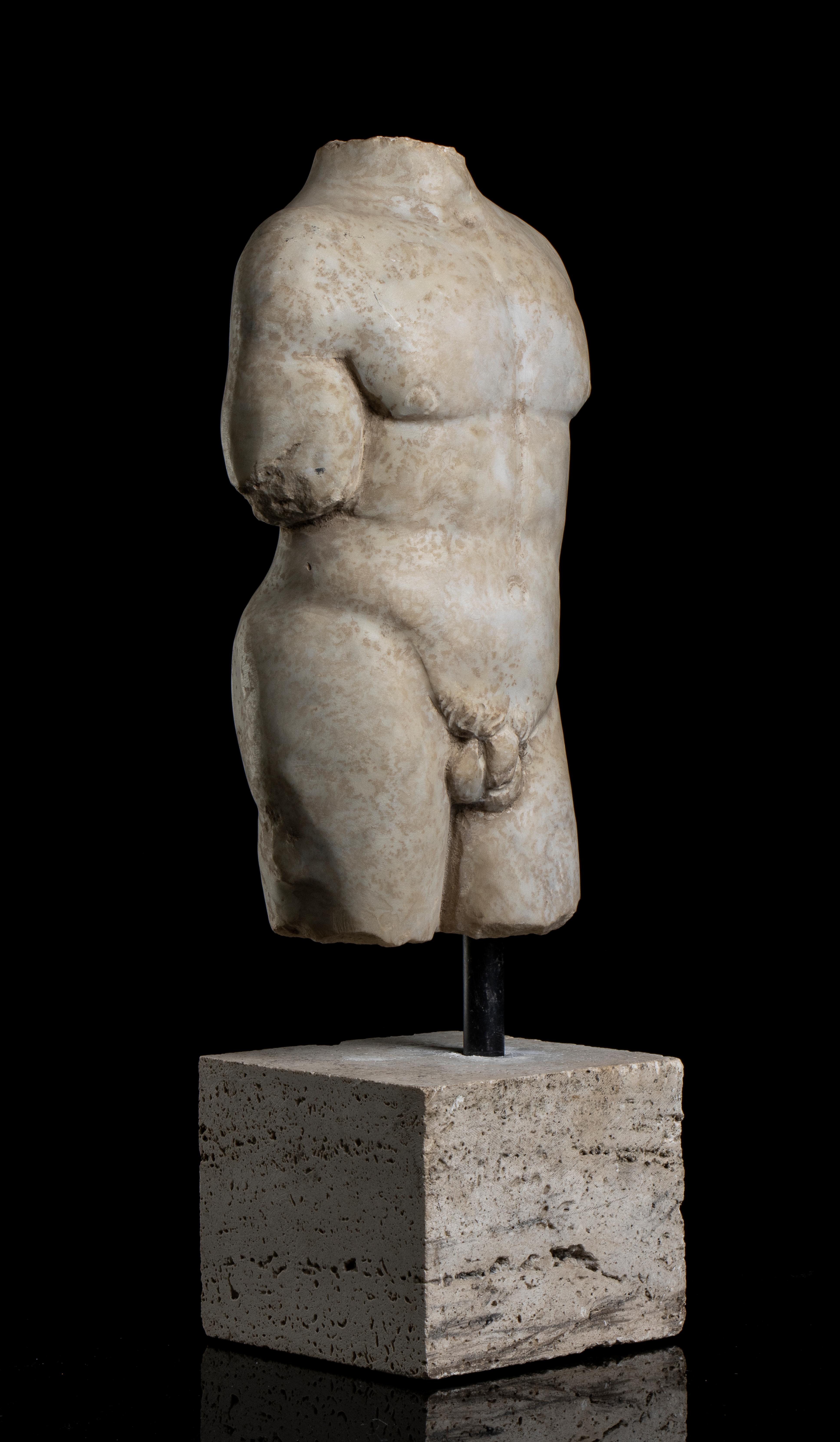 An aged statuary classical greek roman marble torso sculpture of an athlete, grand tour style central Italy early 20th century.
The  nude body of the athlete standing on his right leg with the left one advanced in contrapposto position, the