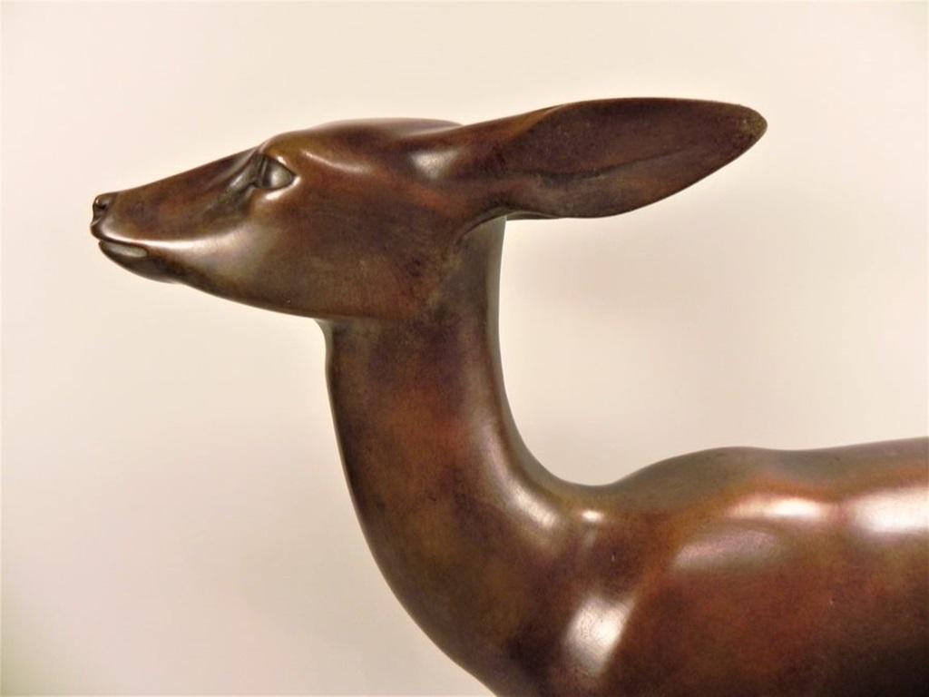 The deer. Circa 1920.
Good quality bronze model of a doe, probably cast around 1970. Standing animal, looking forward, catching the scent, tense, dynamic posture characterized only by the position of the hind legs. Signed Krieger on the terrace. A