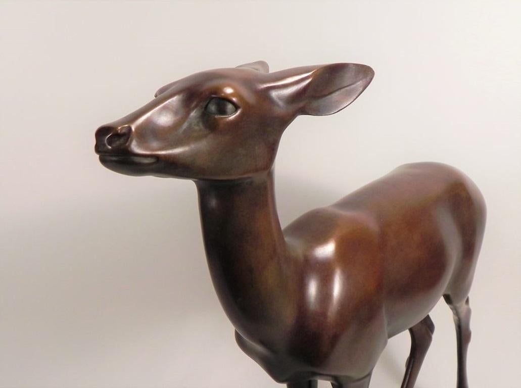 The deer. Circa 1920.
Good quality bronze model of a doe, probably cast around 1970. Standing animal, looking forward, catching the scent, tense, dynamic posture characterized only by the position of the hind legs. Signed Krieger on the terrace. A