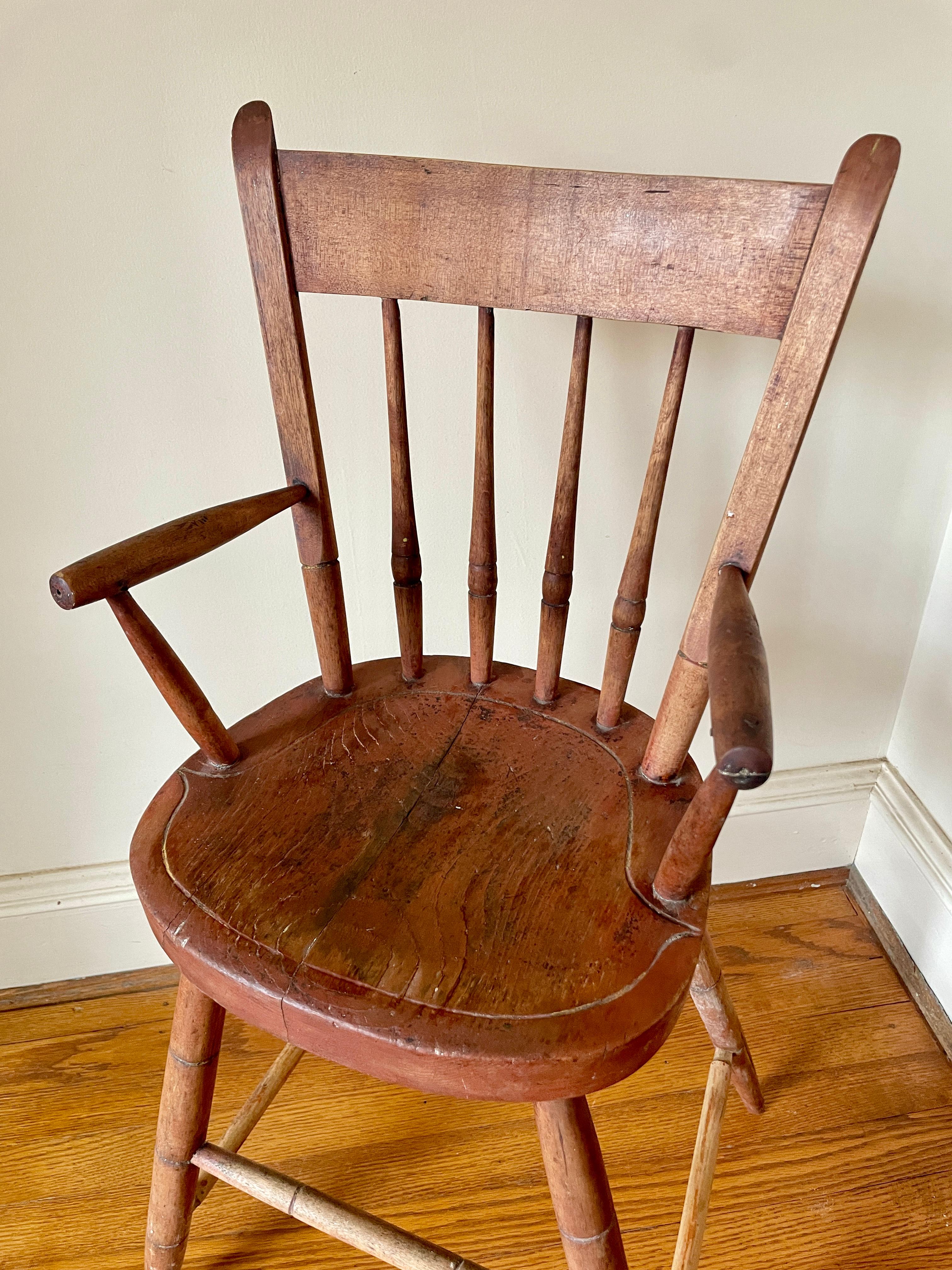 Sedia Windsor antica per bambini: 1880 ca. Americana (Maine). Lavaggio rosso originale. - Sculpture di Unknown