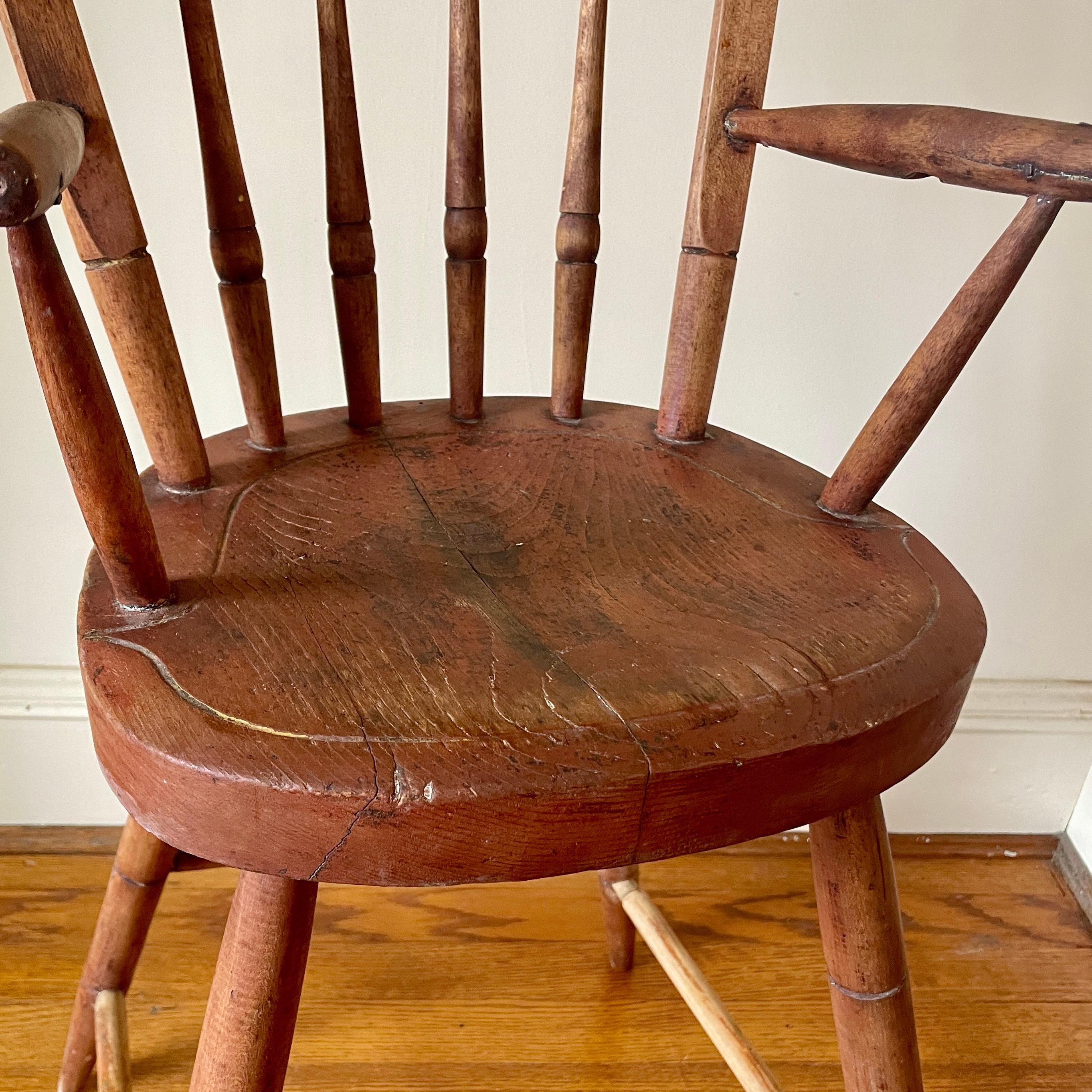 Rara sedia Windsor per bambini, 1880 circa. Antico americano, realizzato nel Maine. Lavaggio rosso originale. La seduta è a 22