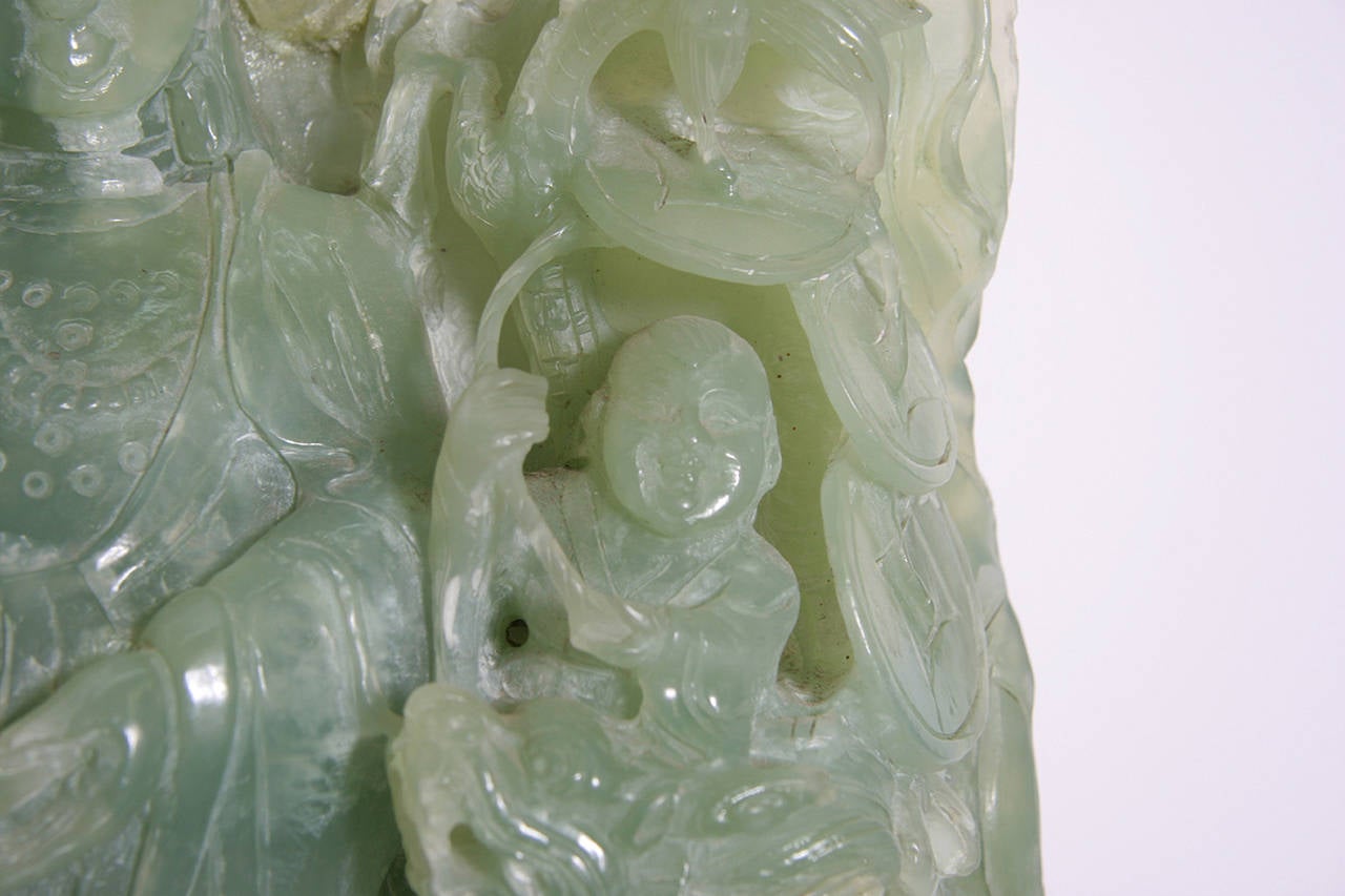 Frau und zwei Kinder, asiatische Jadeskulptur, geschnitzt im Angebot 1