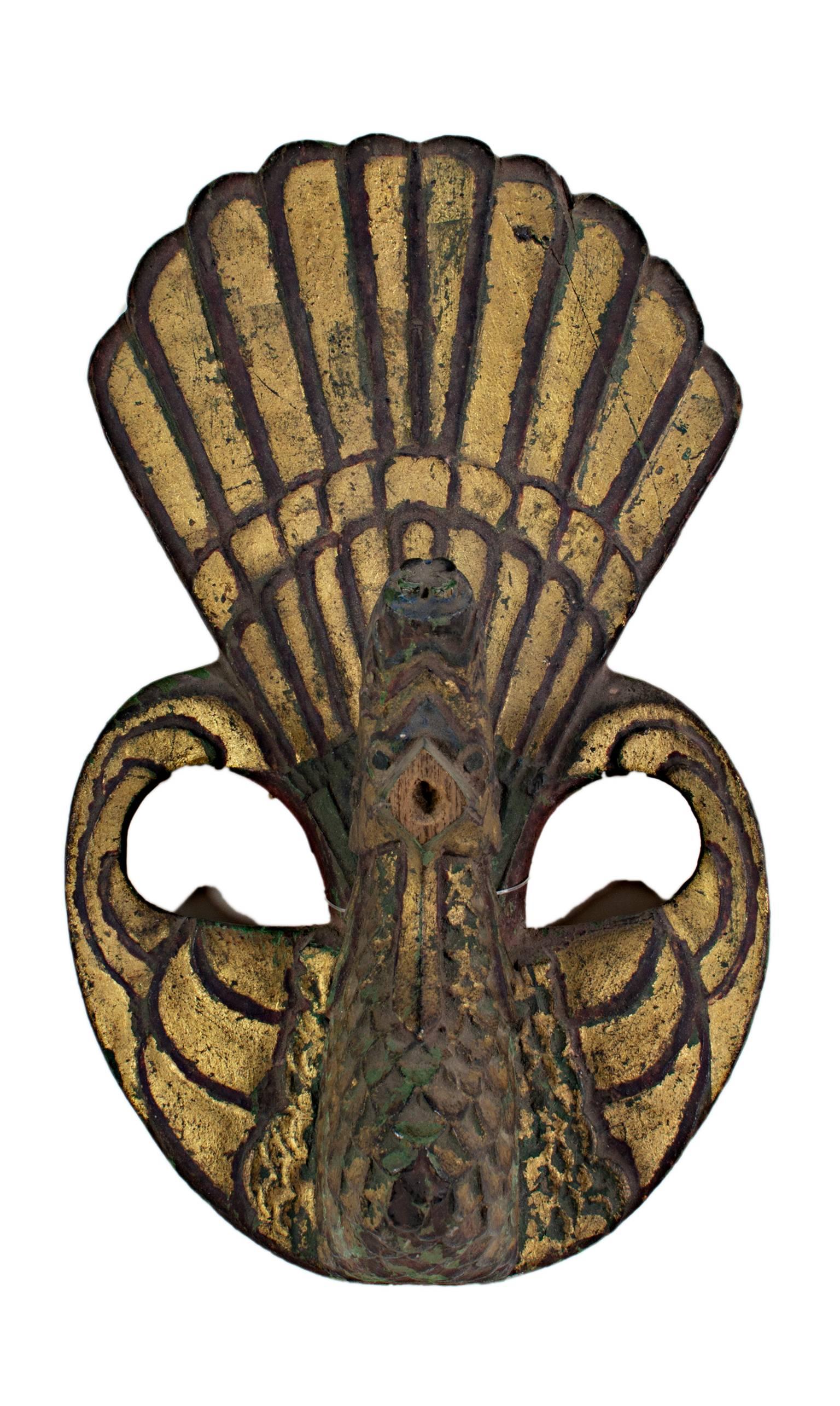 Cette sculpture en bois d'un oiseau ressemblant à un paon (Garuda) a été créée par un artiste indonésien inconnu. Le bec est manquant. La sculpture mesure 7 1/2" x 4 1/2".

Le Garuda est un oiseau légendaire ou une créature ressemblant à un oiseau