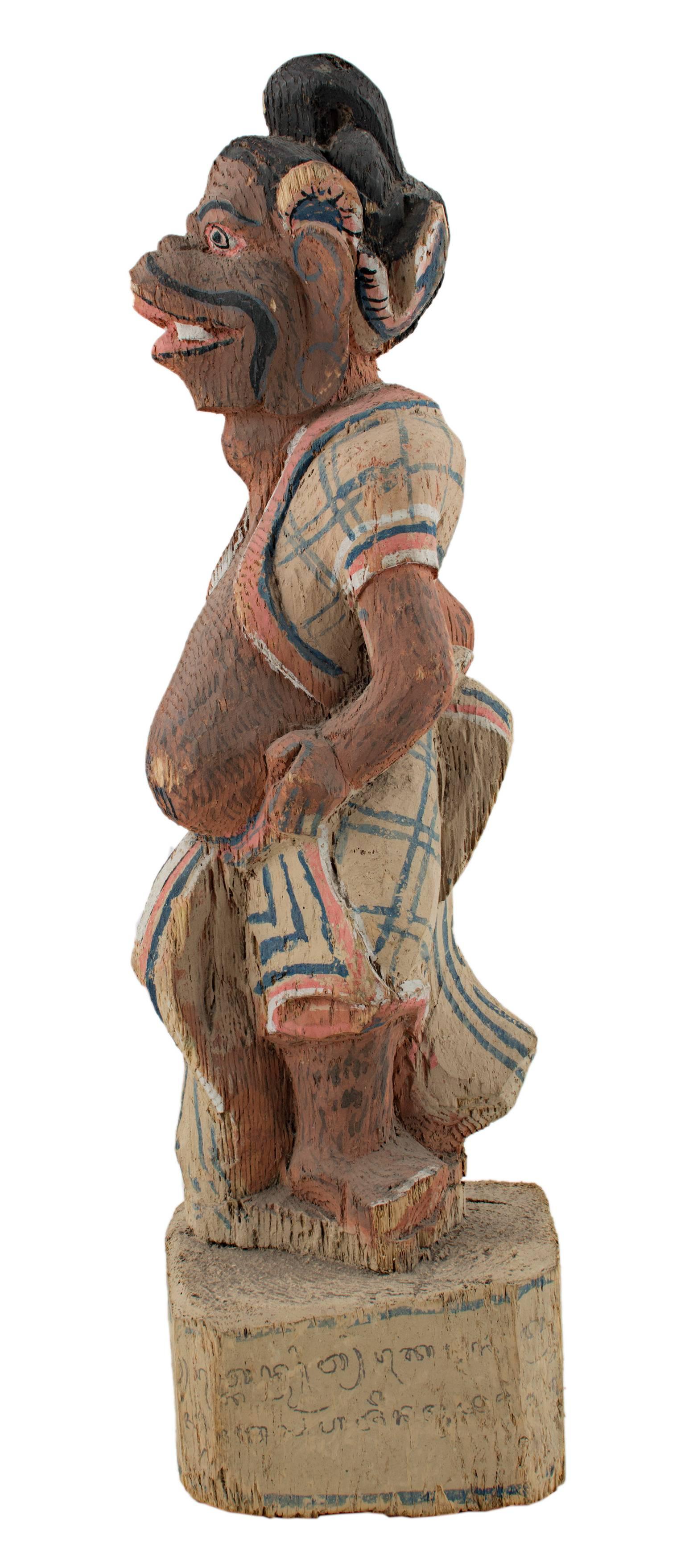 Geschnitzte Holzfigur „Frauenfigur“, hergestellt in Indonesien im 19. Jahrhundert  – Sculpture von Unknown