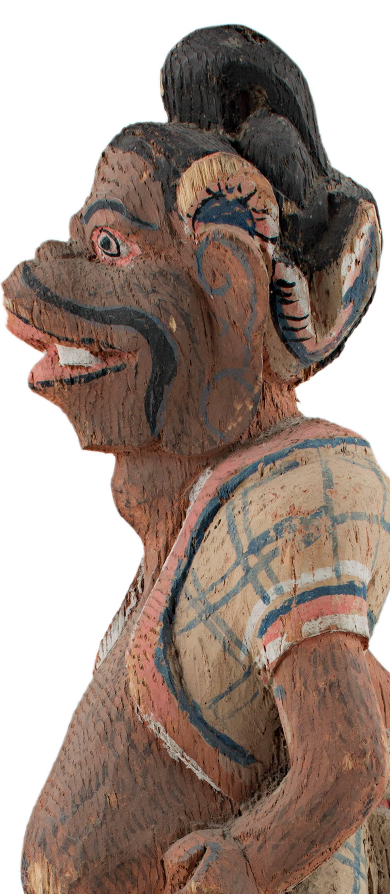 Geschnitzte Holzfigur „Frauenfigur“, hergestellt in Indonesien im 19. Jahrhundert  (Volkskunst), Sculpture, von Unknown