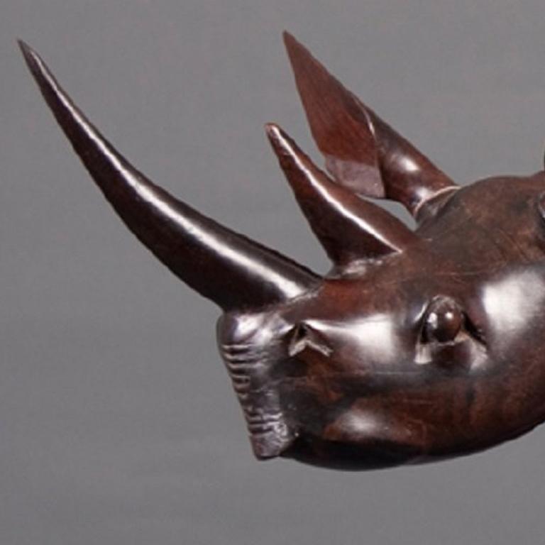 Wooden Rhino – Sculpture von Unknown