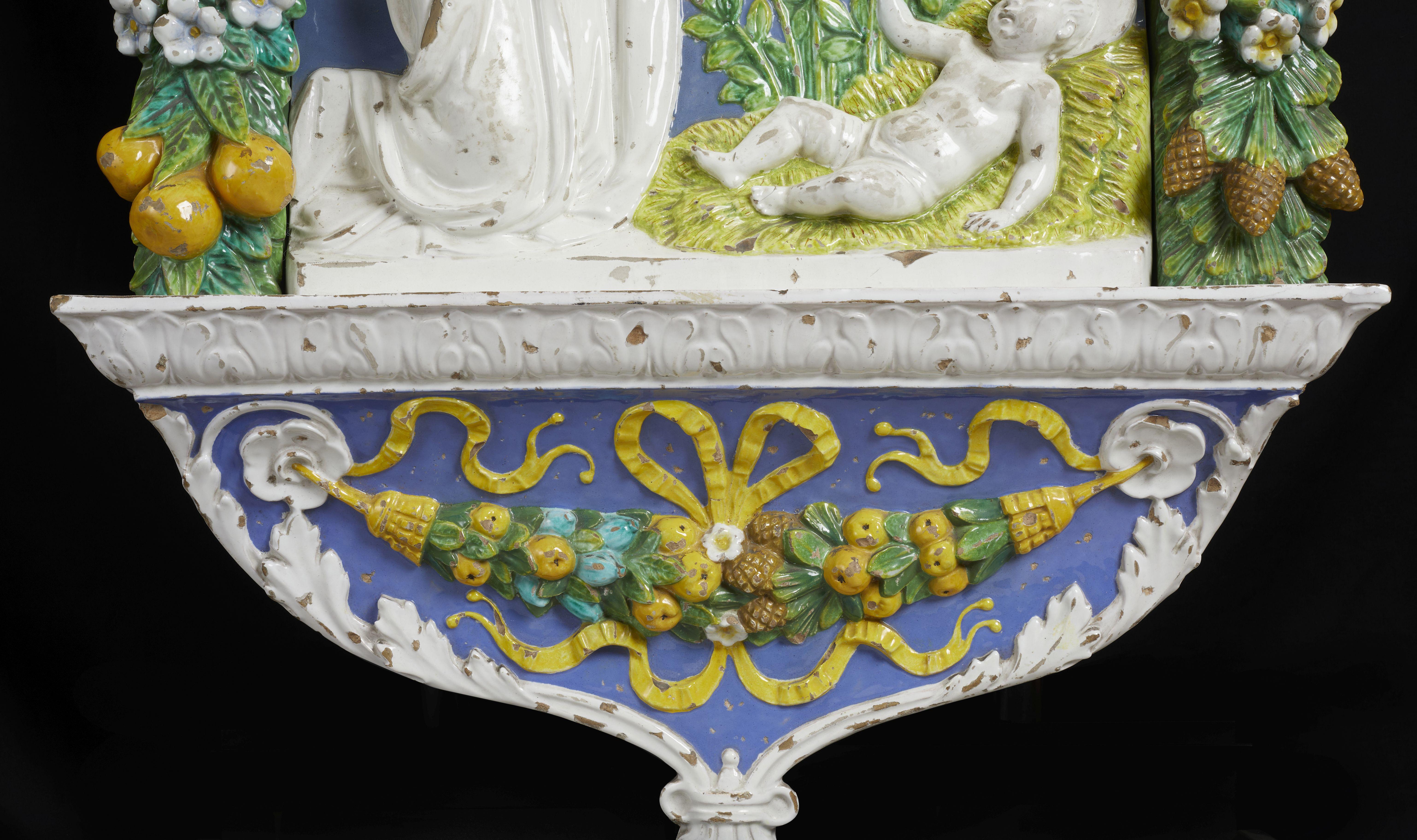 Cerámica fabricada por Cantagalli de 125 x 67 cm que representa una dulce Virgen adorando al Niño Jesús y al Espíritu Santo.

A principios del siglo XIX, Ulisse Cantagalli inició una producción artística de cerámica, añadiéndola a su horno de la Via