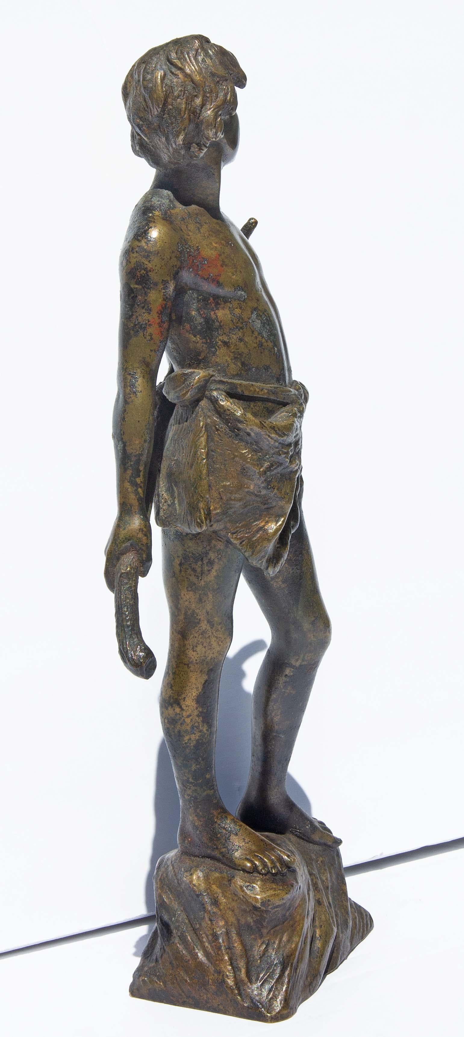 Statue en bronze d'un jeune chevrier par Oscar Gladenbeck. circa 1900. Signé 