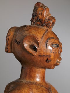 Zela People, DRC, deux sculptures d'ancêtres en bois avec des écrasures.