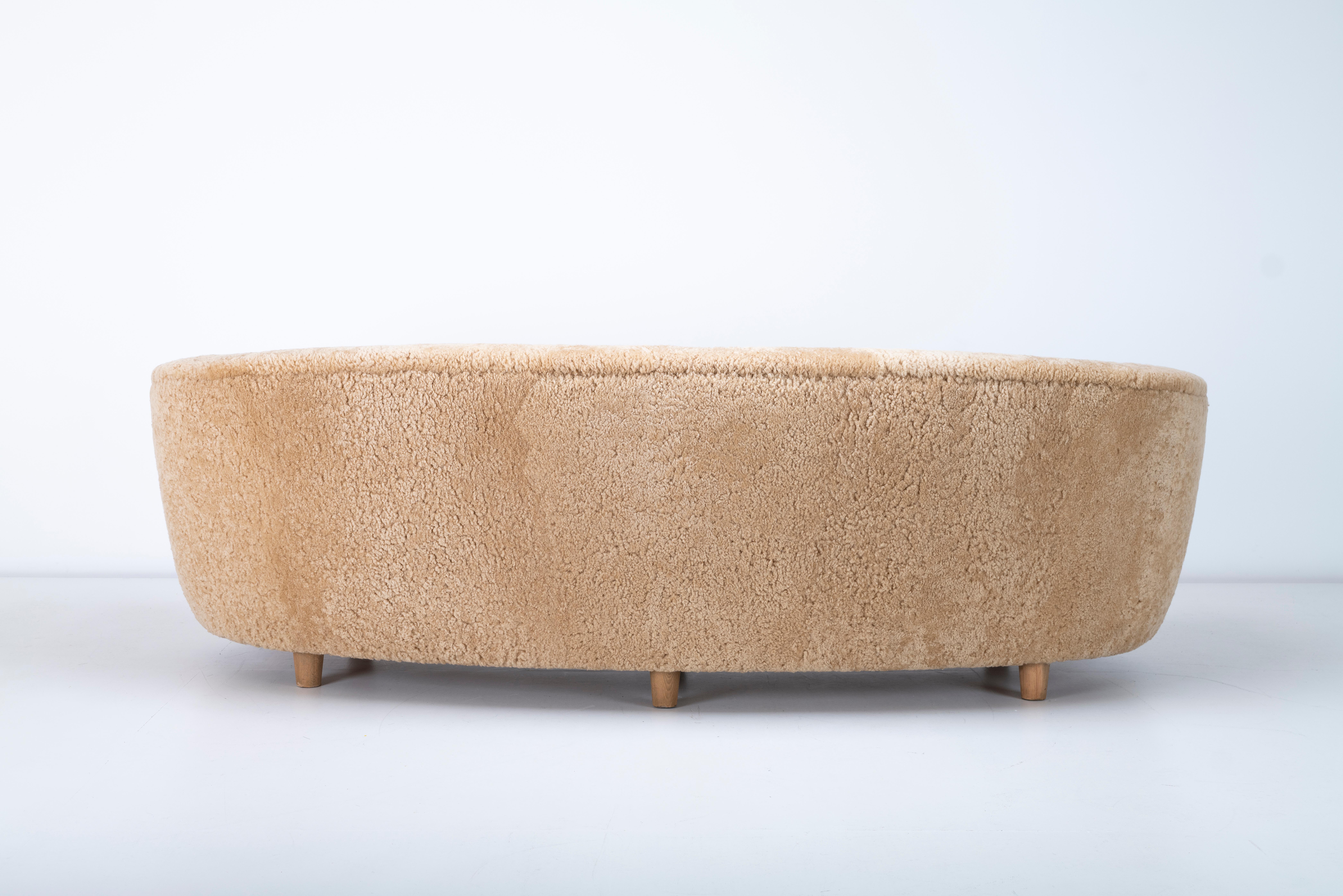 Suédois Grand canapé suédois en peau de mouton c1940s