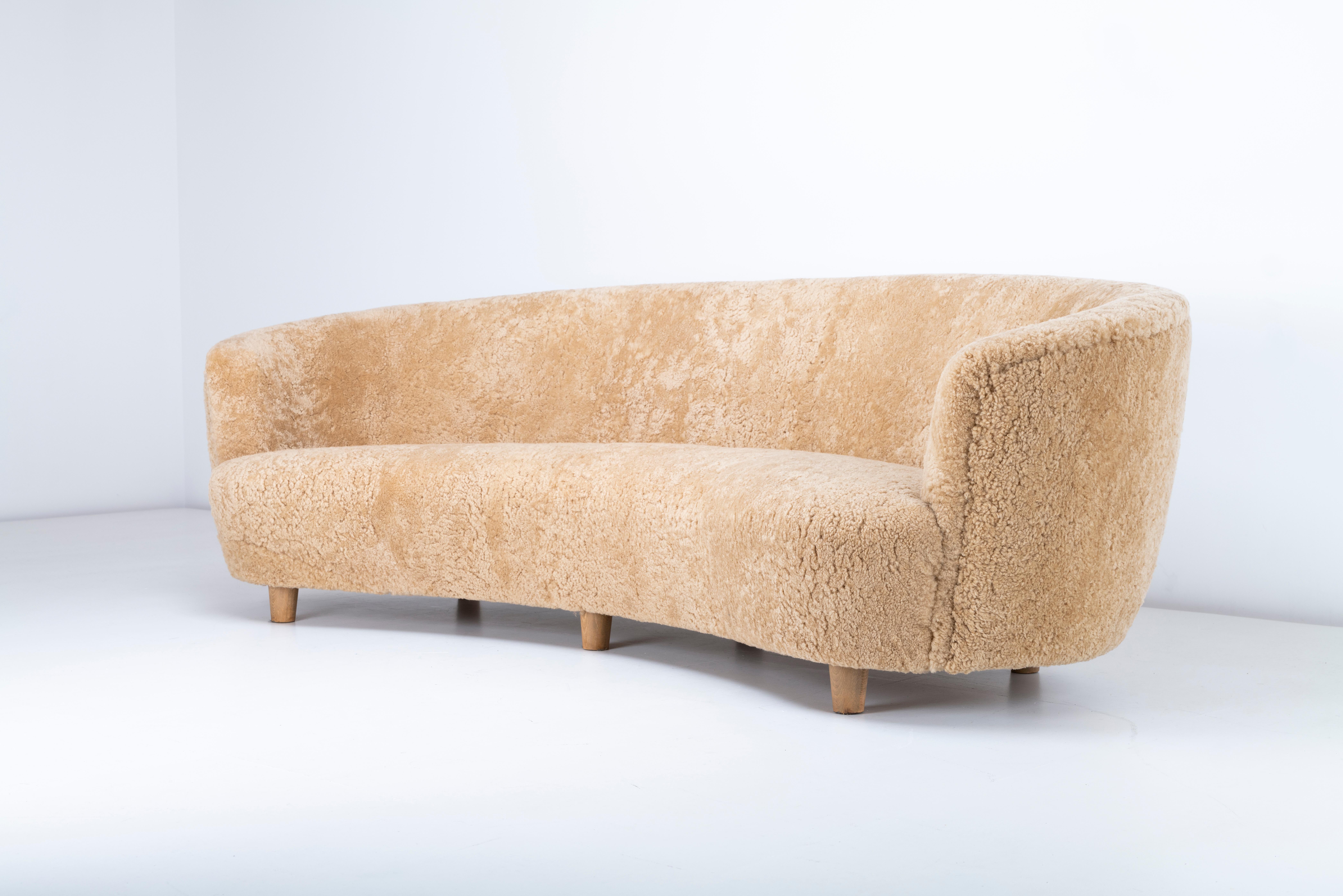 20ième siècle Grand canapé suédois en peau de mouton c1940s