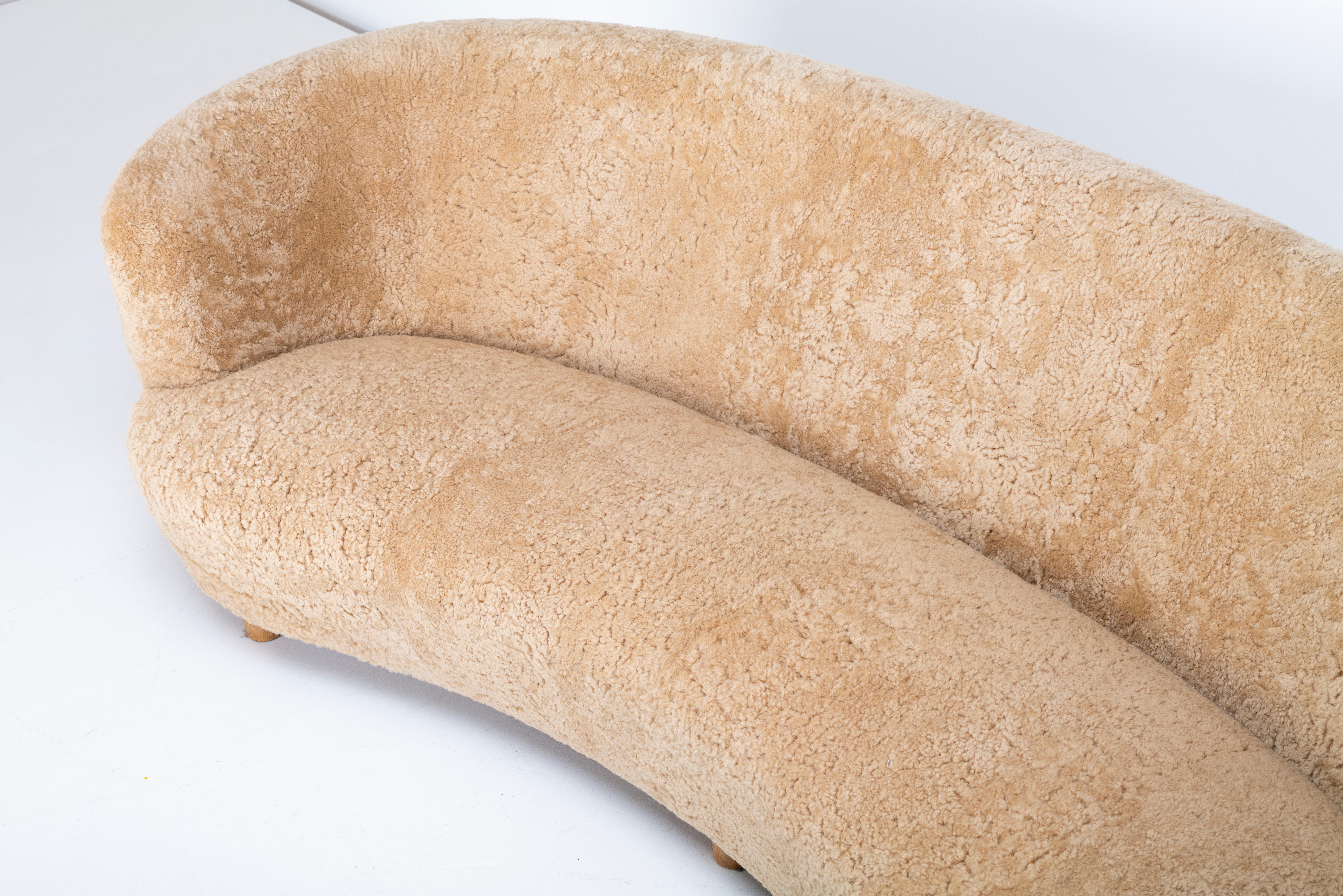 Cuir de mouton Grand canapé suédois en peau de mouton c1940s