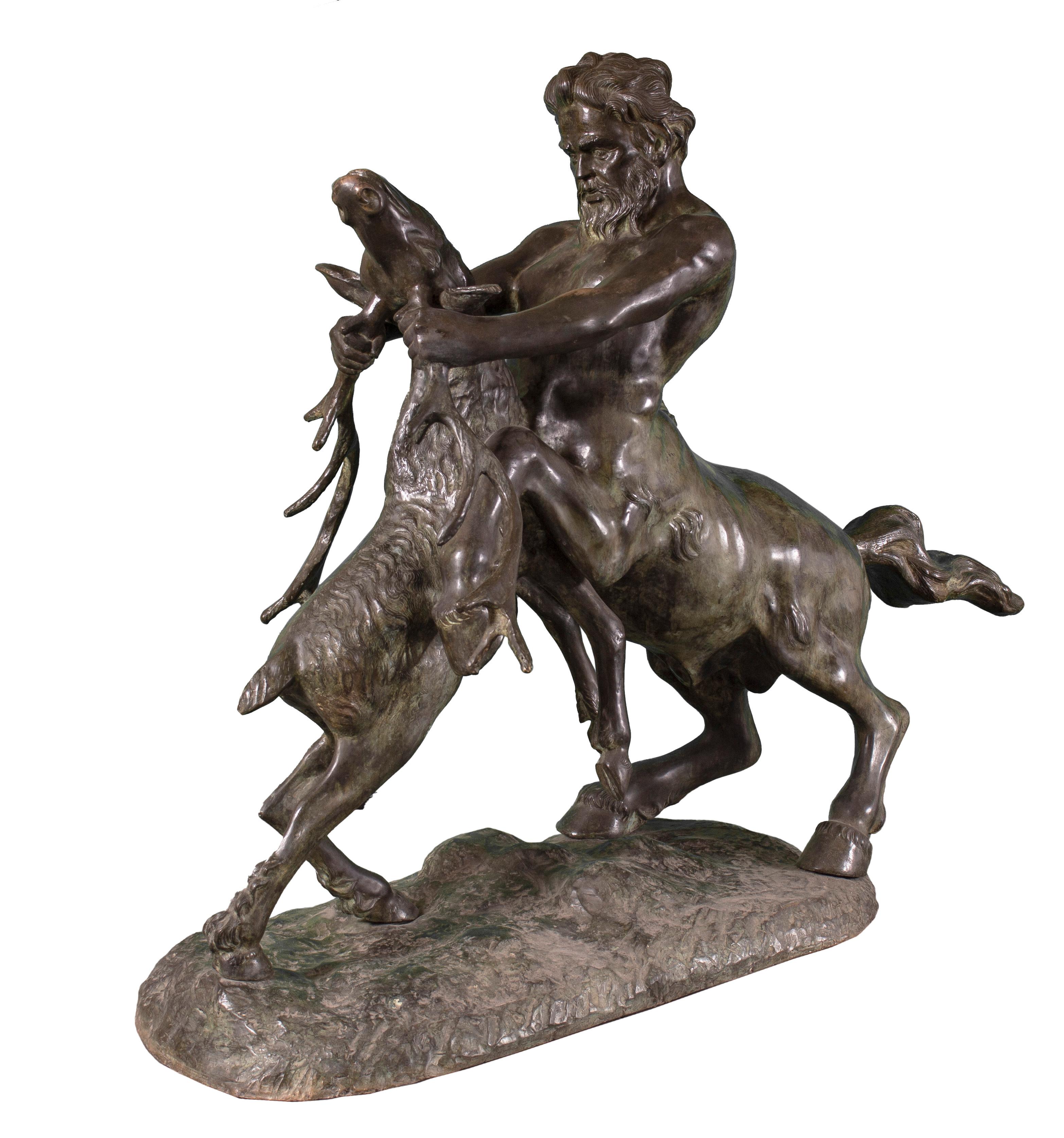 Sculpture en bronze d'excellente qualité. La sculpture est impressionnante et en très bon état, sans défaut. Le combat entre le centaure et le cerf, et la tension qui règne entre eux, sont représentés de manière réaliste dans la sculpture.
