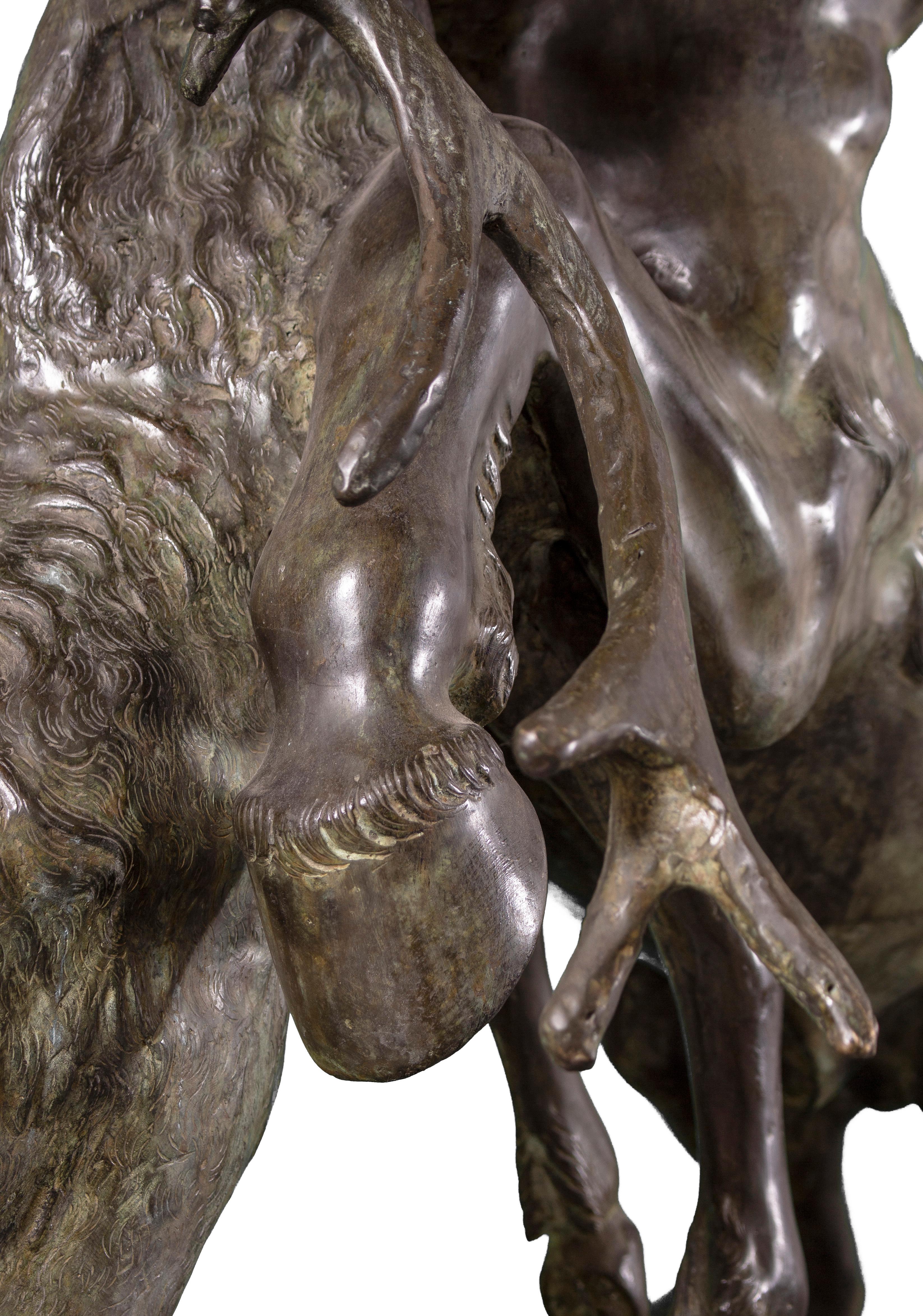 Centaur und Hirsch – Monumentale Bronzeskulptur aus Bronze im Angebot 3